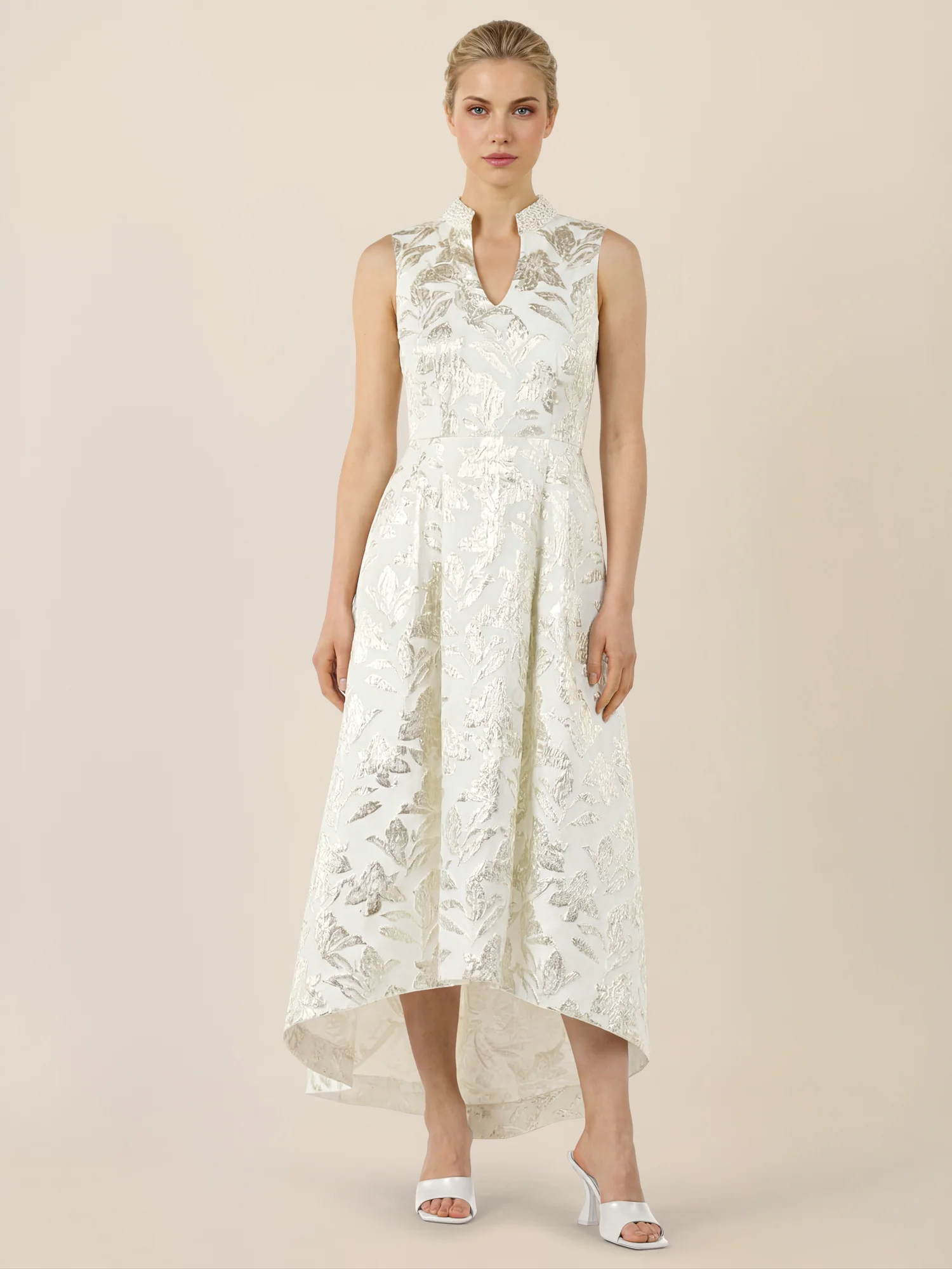 APART Elegantes Hochzeitskleid mit Perlenkragen | creme-gold