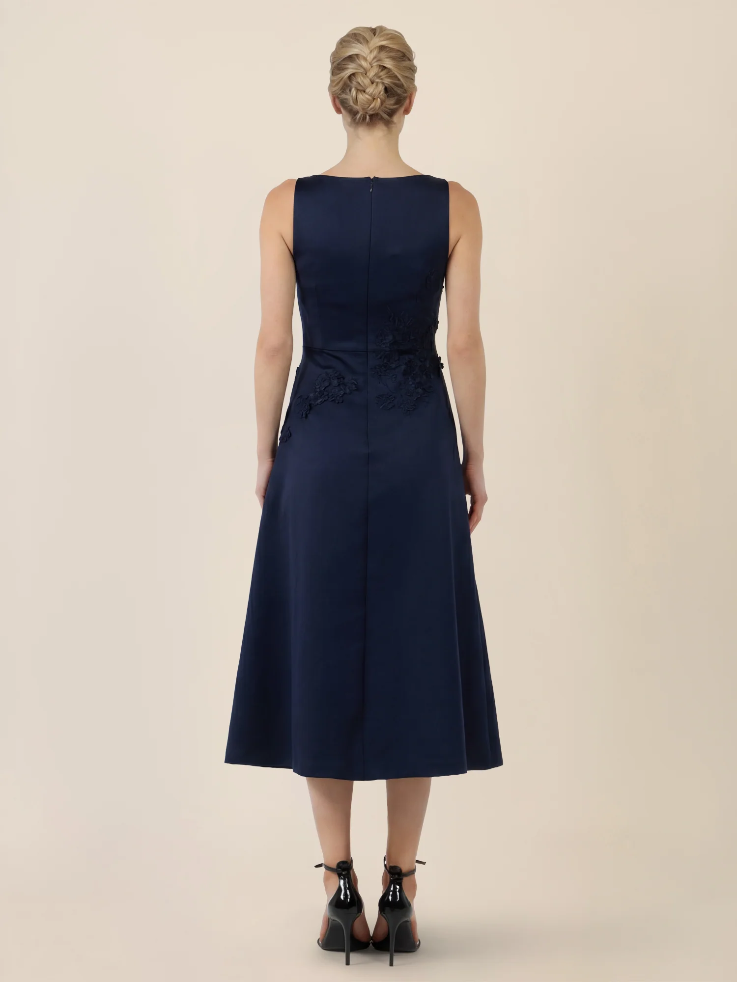APART Elegantes Kleid mit floraler 3D-Stickerei | nachtblau - Image 2