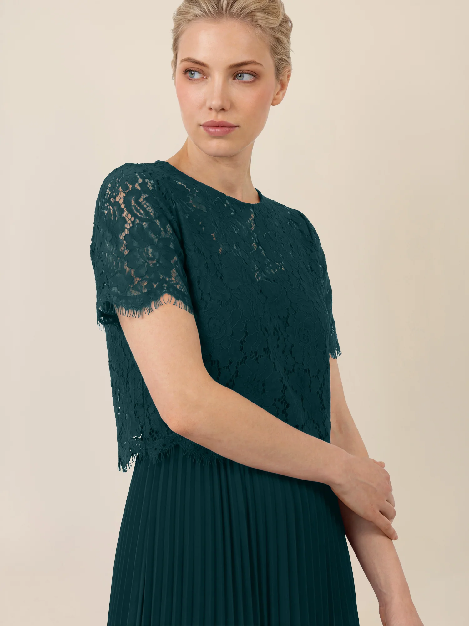APART Elegantes Maxikleid mit Spitzenoberteil und Plisseerock | emerald - Image 4