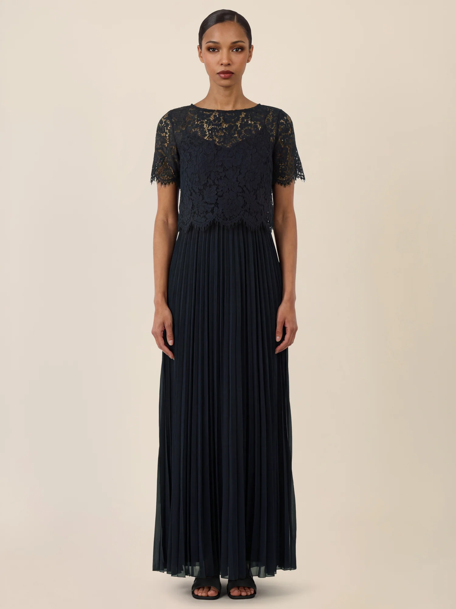 APART Elegantes Maxikleid mit Spitzenoberteil und Plisseerock | nachtblau