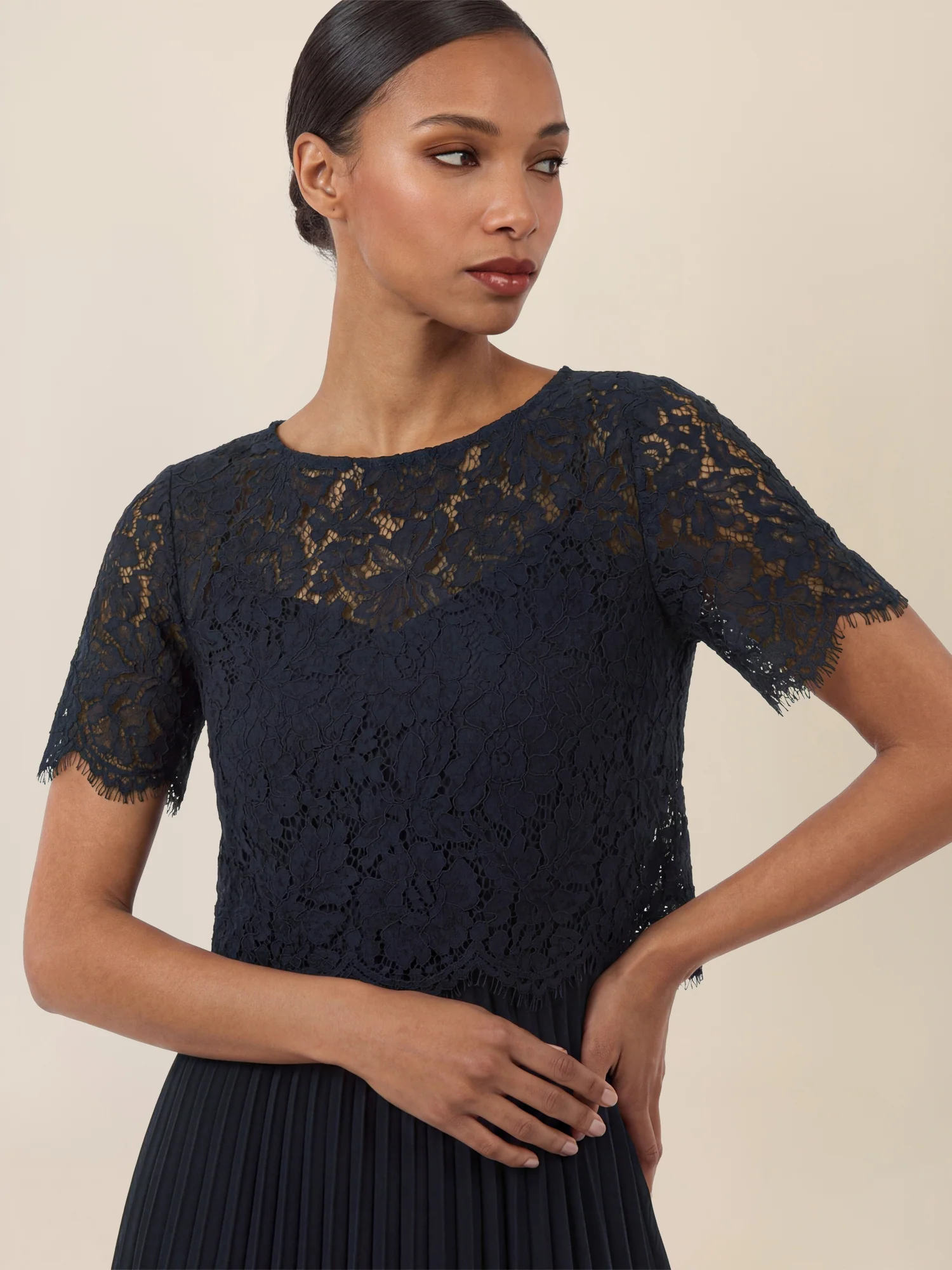 APART Elegantes Maxikleid mit Spitzenoberteil und Plisseerock | nachtblau - Image 4