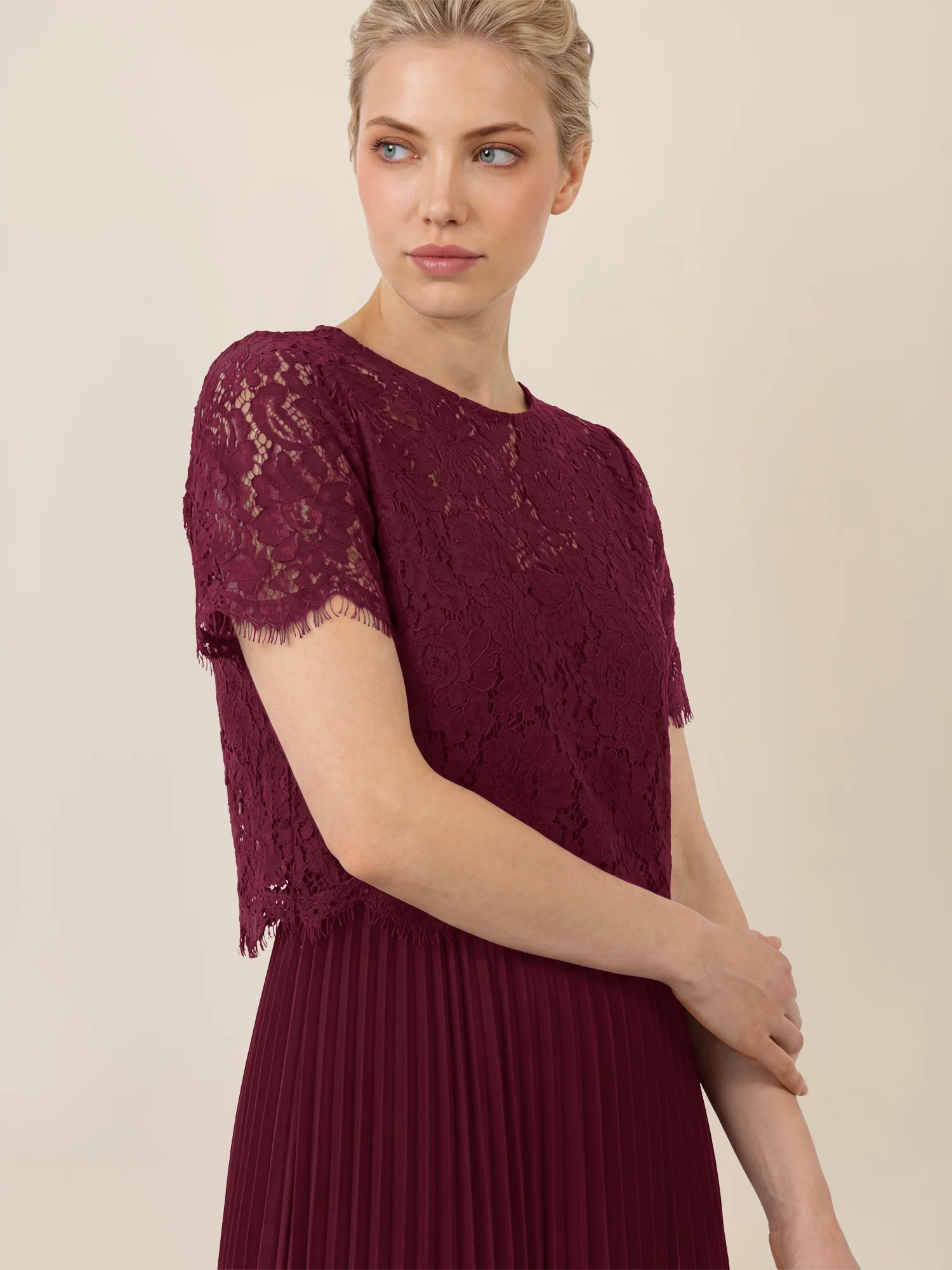 APART Elegantes Maxikleid mit Spitzenoberteil und Plisseerock | weinrot - Image 4