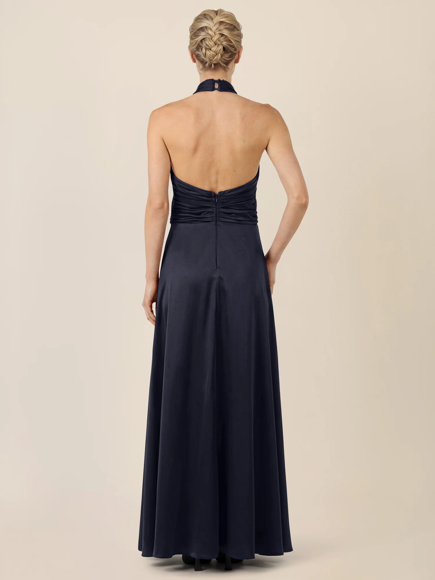 APART Elegantes Satin-Maxikleid mit Rosendetail | nachtblau - Image 2