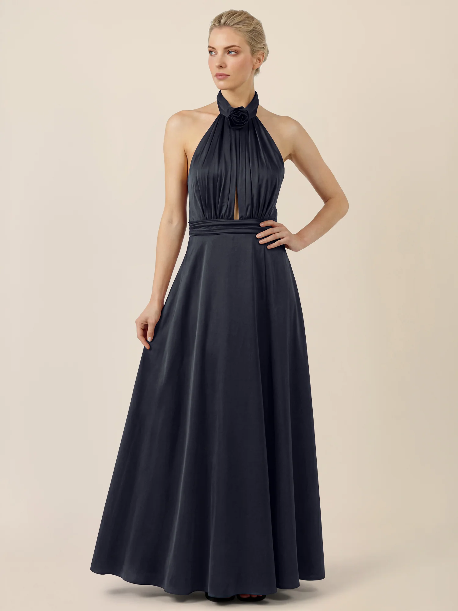 APART Elegantes Satin-Maxikleid mit Rosendetail | nachtblau - Image 5
