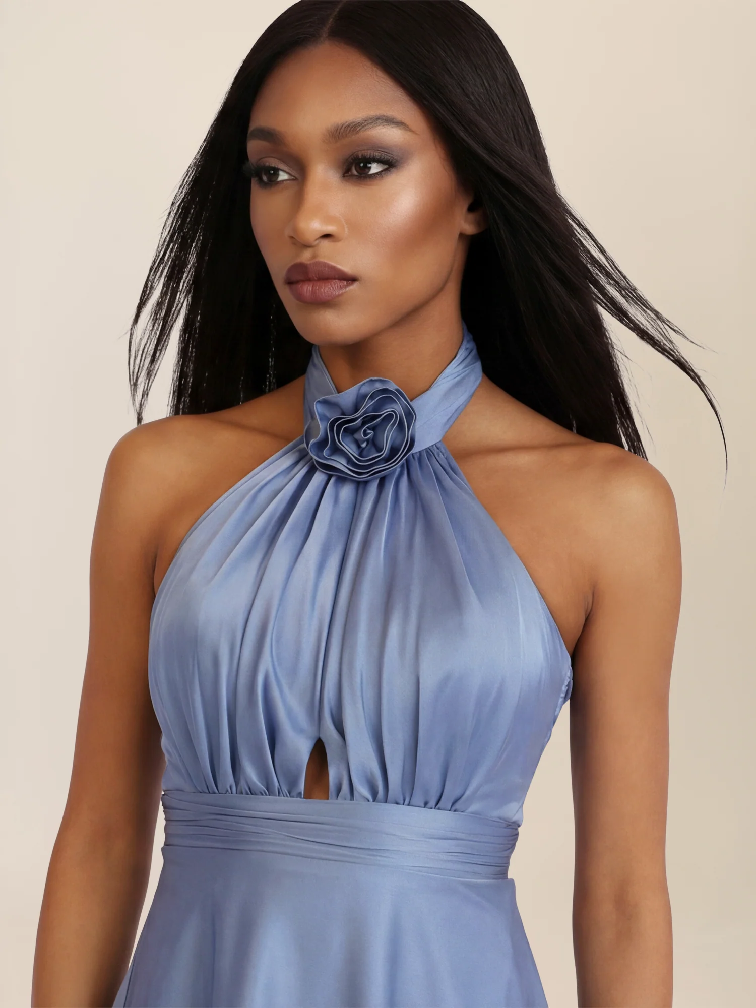 APART Elegantes Satin-Maxikleid mit Rosendetail | rauchblau - Image 4