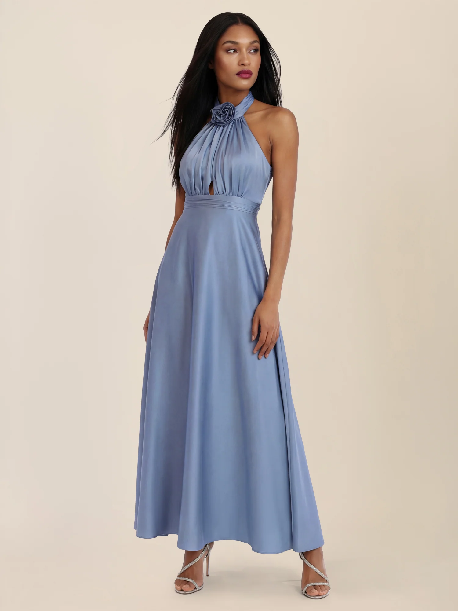 APART Elegantes Satin-Maxikleid mit Rosendetail | rauchblau - Image 5