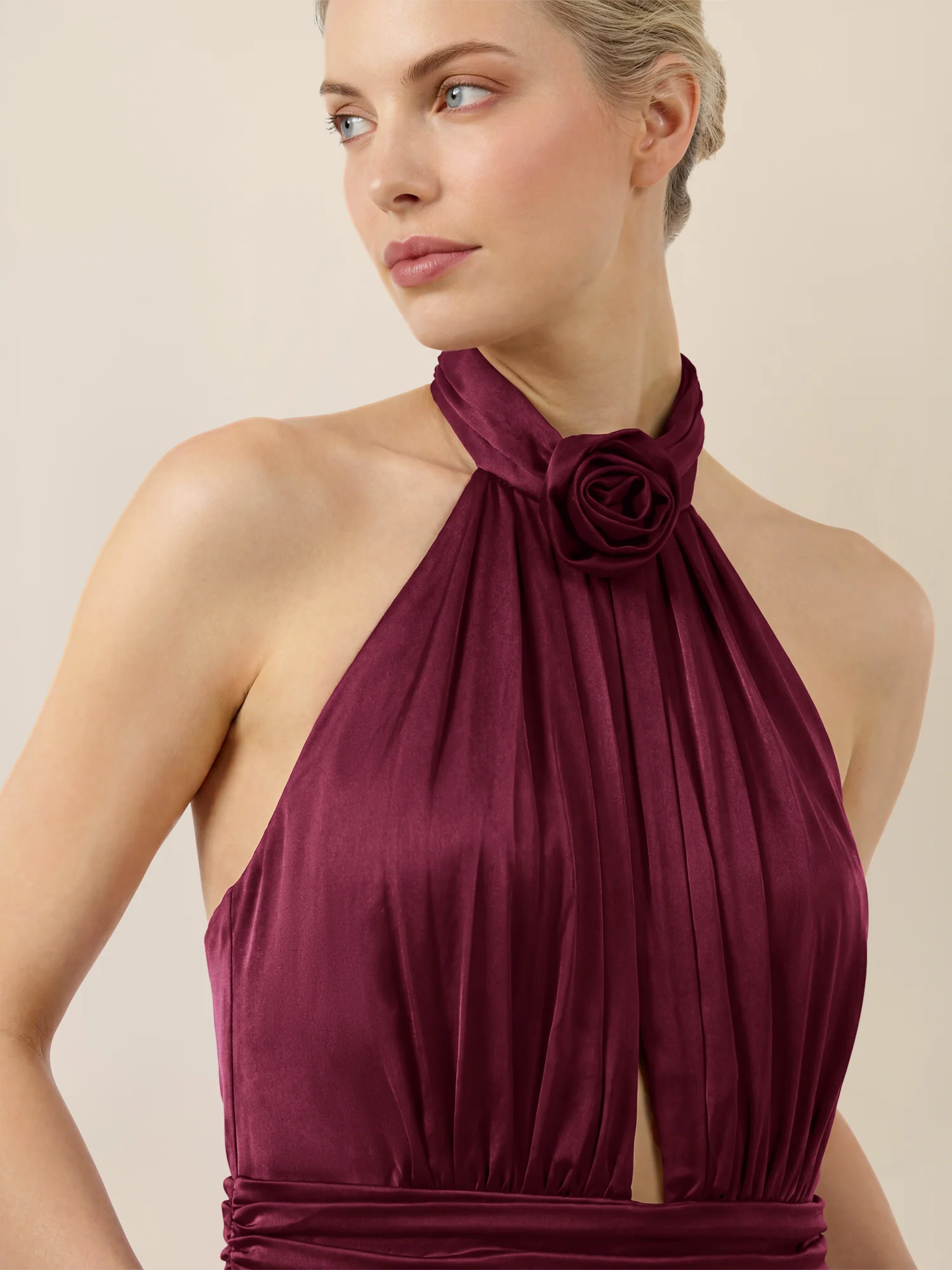 APART Elegantes Satin-Maxikleid mit Rosendetail | weinrot - Image 4