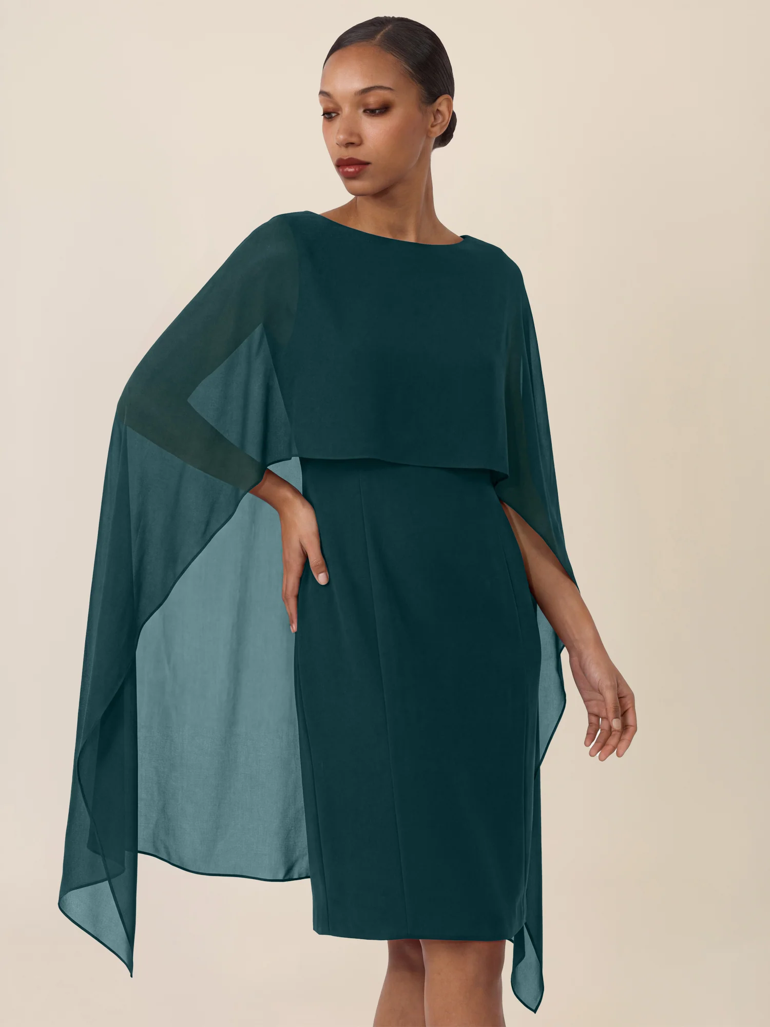 APART Etui-Kleid mit fließendem Chiffon-Cape | emerald - Image 4