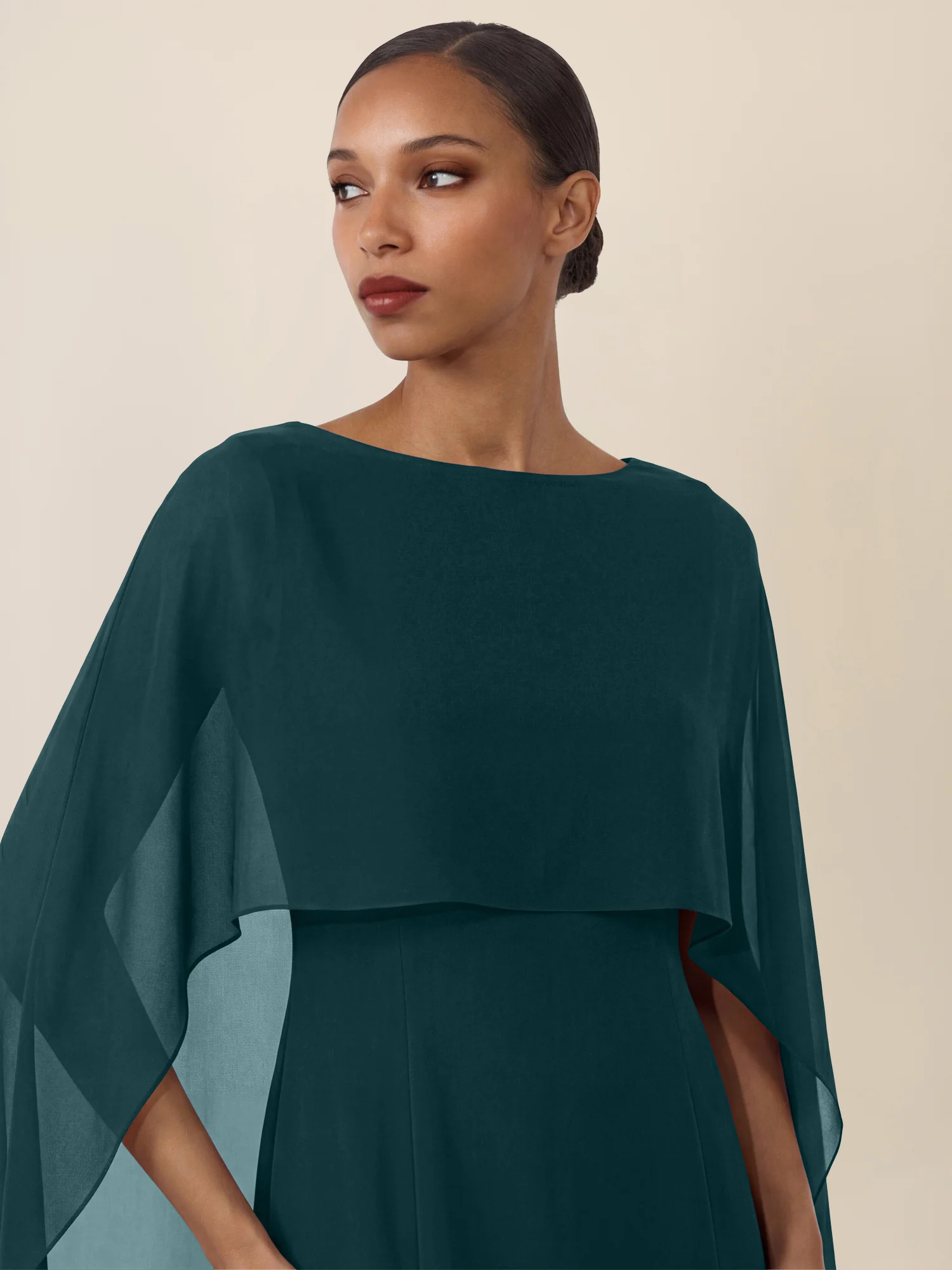 APART Etui-Kleid mit fließendem Chiffon-Cape | emerald - Image 5