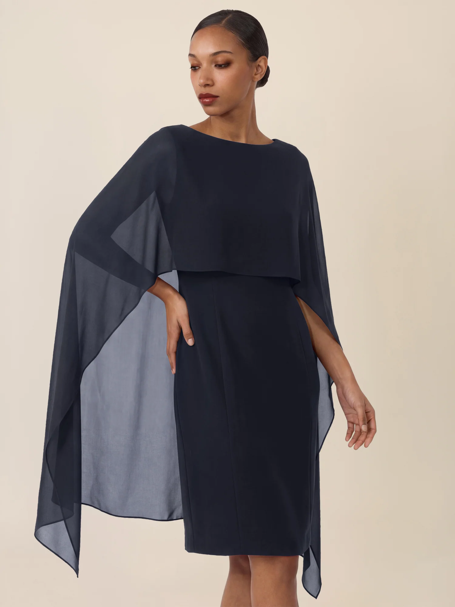 APART Etui-Kleid mit fließendem Chiffon-Cape | nachtblau - Image 4