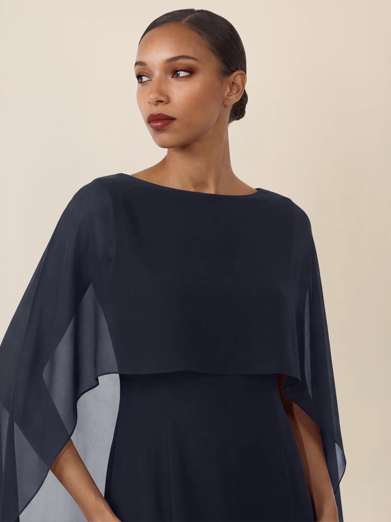 APART Etui-Kleid mit fließendem Chiffon-Cape | nachtblau - Image 5