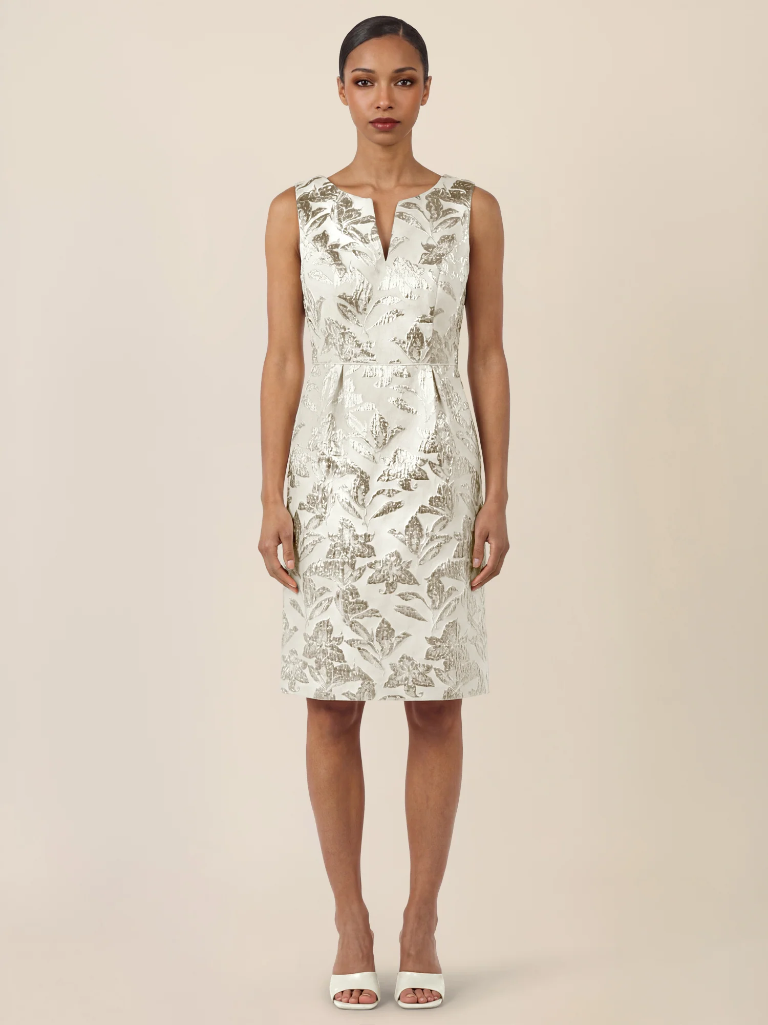 APART Etuikleid mit Glanzjacquard und V-Ausschnitt | creme-gold