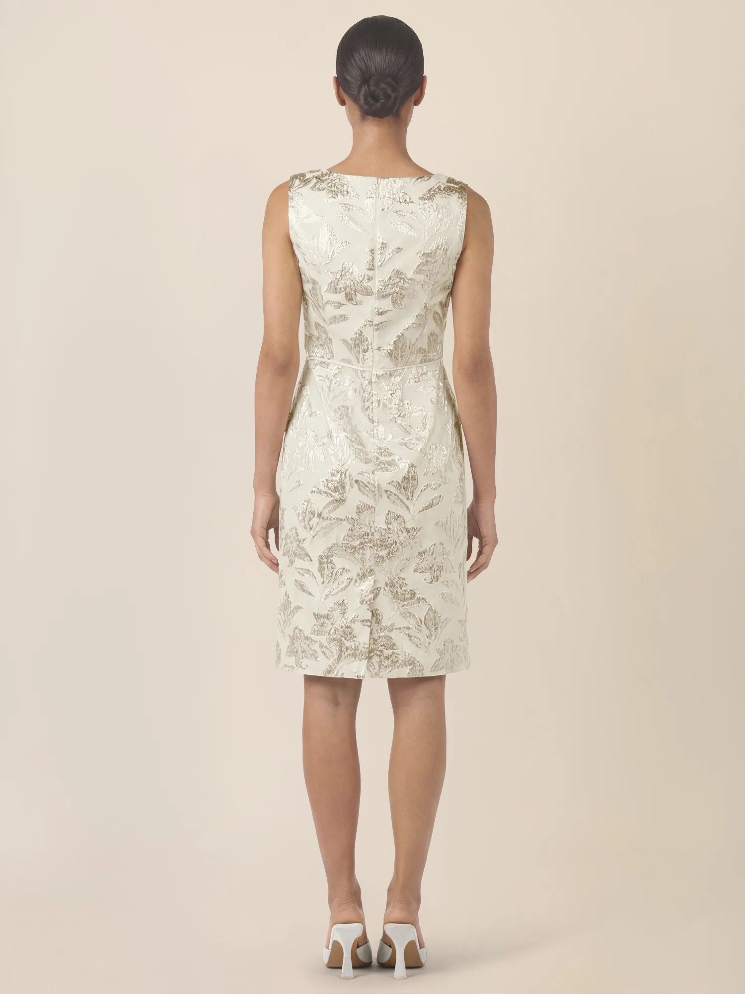 APART Etuikleid mit Glanzjacquard und V-Ausschnitt | creme-gold - Image 2