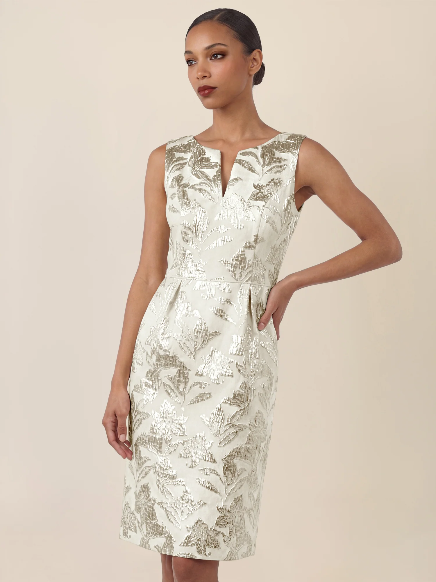 APART Etuikleid mit Glanzjacquard und V-Ausschnitt | creme-gold - Image 4
