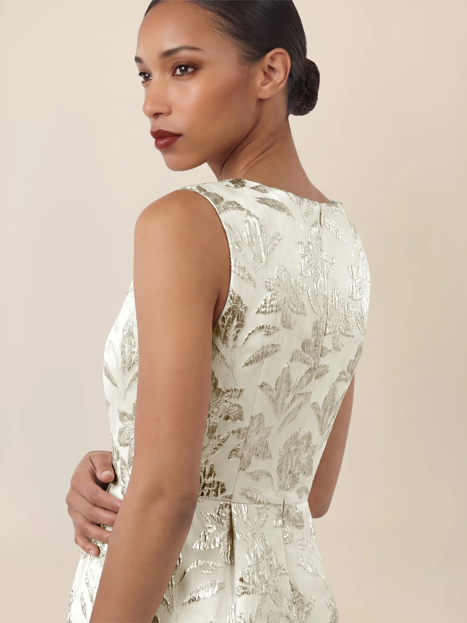 APART Etuikleid mit Glanzjacquard und V-Ausschnitt | creme-gold - Image 5