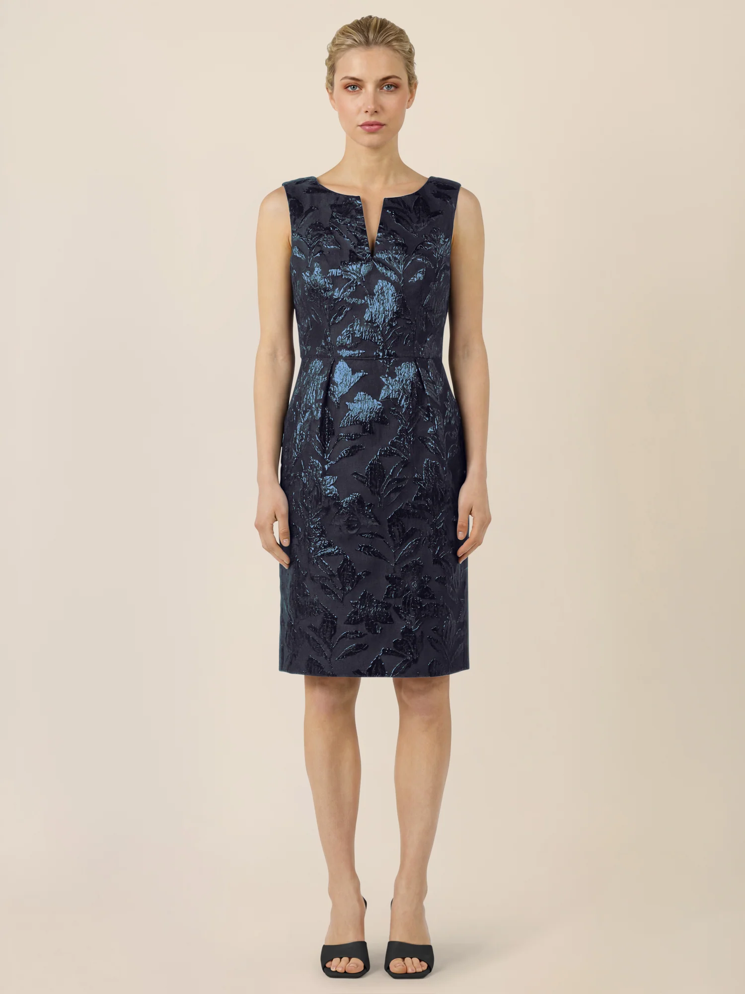 APART Etuikleid mit Glanzjacquard und V-Ausschnitt | nachtblau-metallic