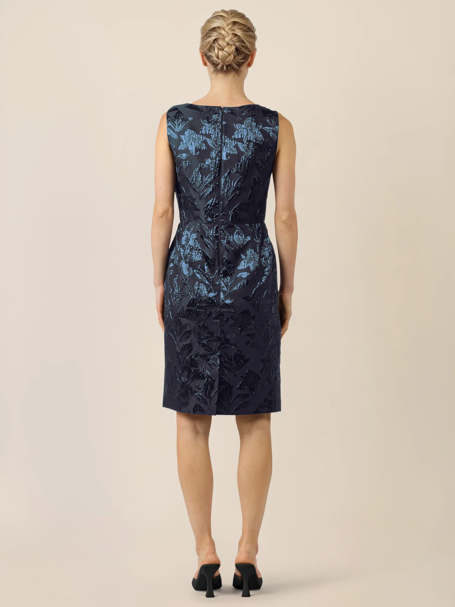 APART Etuikleid mit Glanzjacquard und V-Ausschnitt | nachtblau-metallic - Image 2