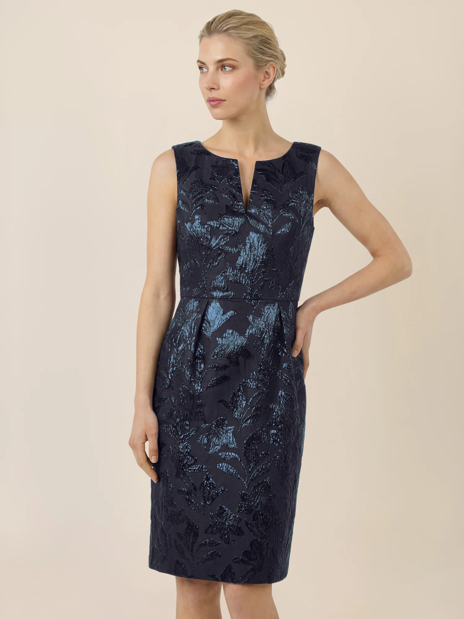 APART Etuikleid mit Glanzjacquard und V-Ausschnitt | nachtblau-metallic - Image 4
