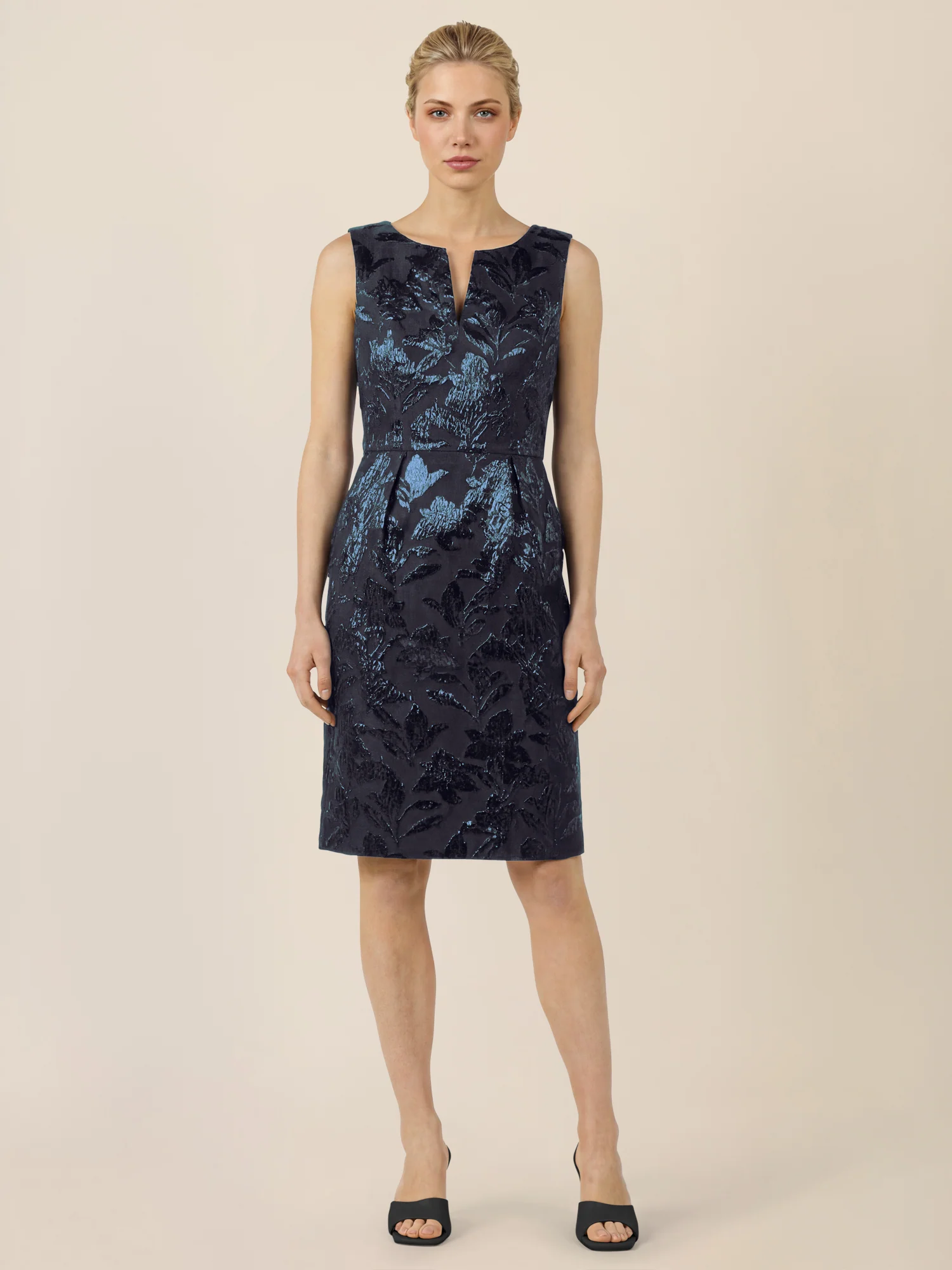 APART Etuikleid mit Glanzjacquard und V-Ausschnitt | nachtblau-metallic - Image 6