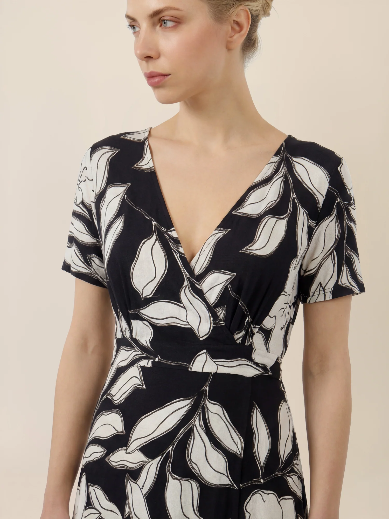 APART Feminin bedrucktes Jerseykleid mit Wickeloptik | schwarz-creme - Image 4