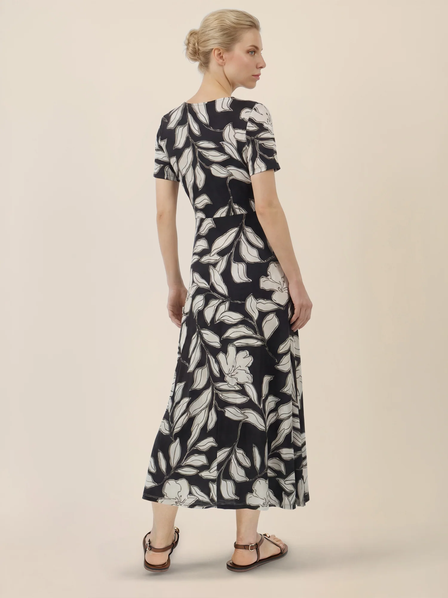 APART Feminin bedrucktes Jerseykleid mit Wickeloptik | schwarz-creme - Image 6
