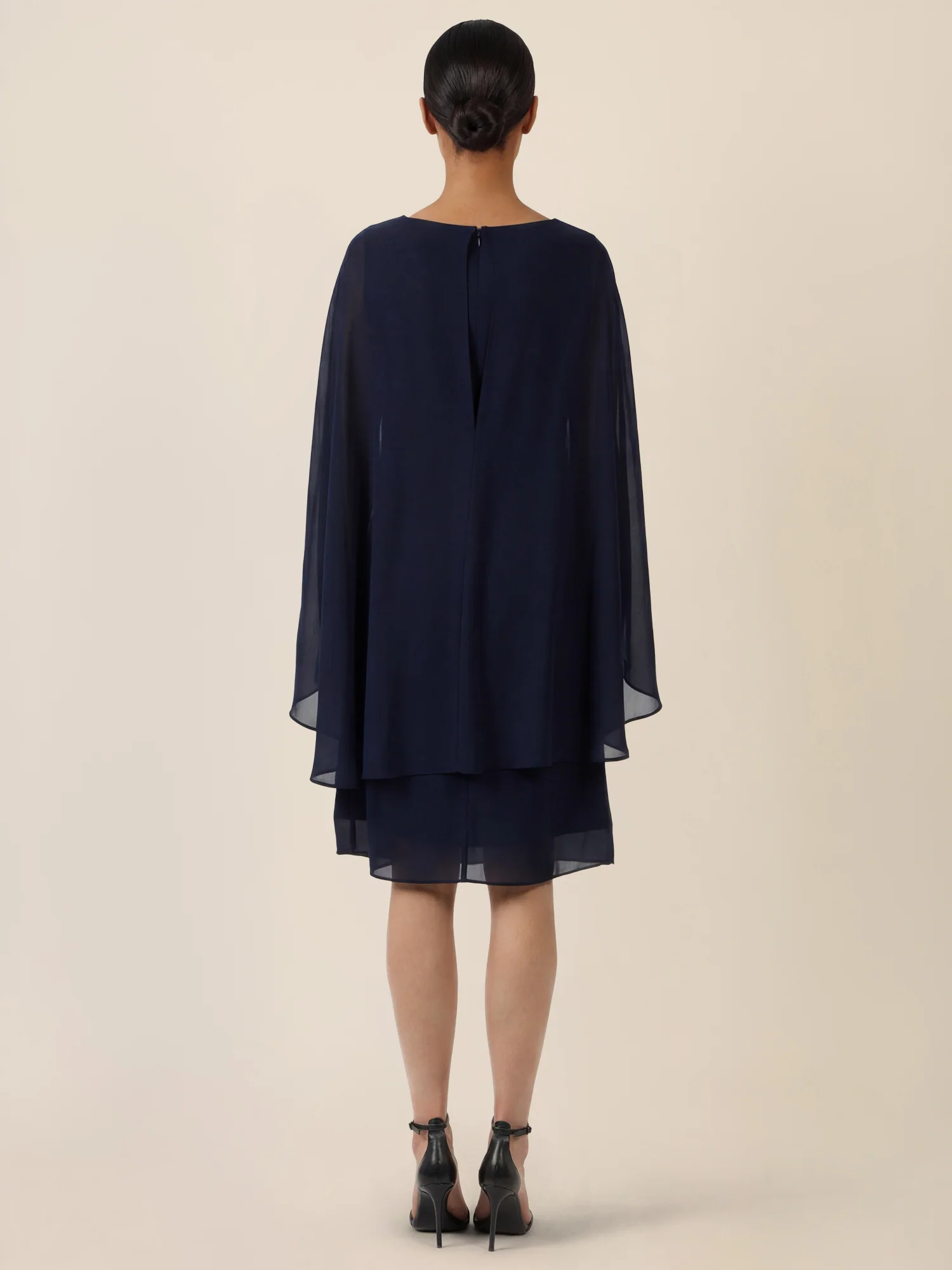 APART Fließendes Chiffonkleid mit Volantärmeln | nachtblau - Image 2