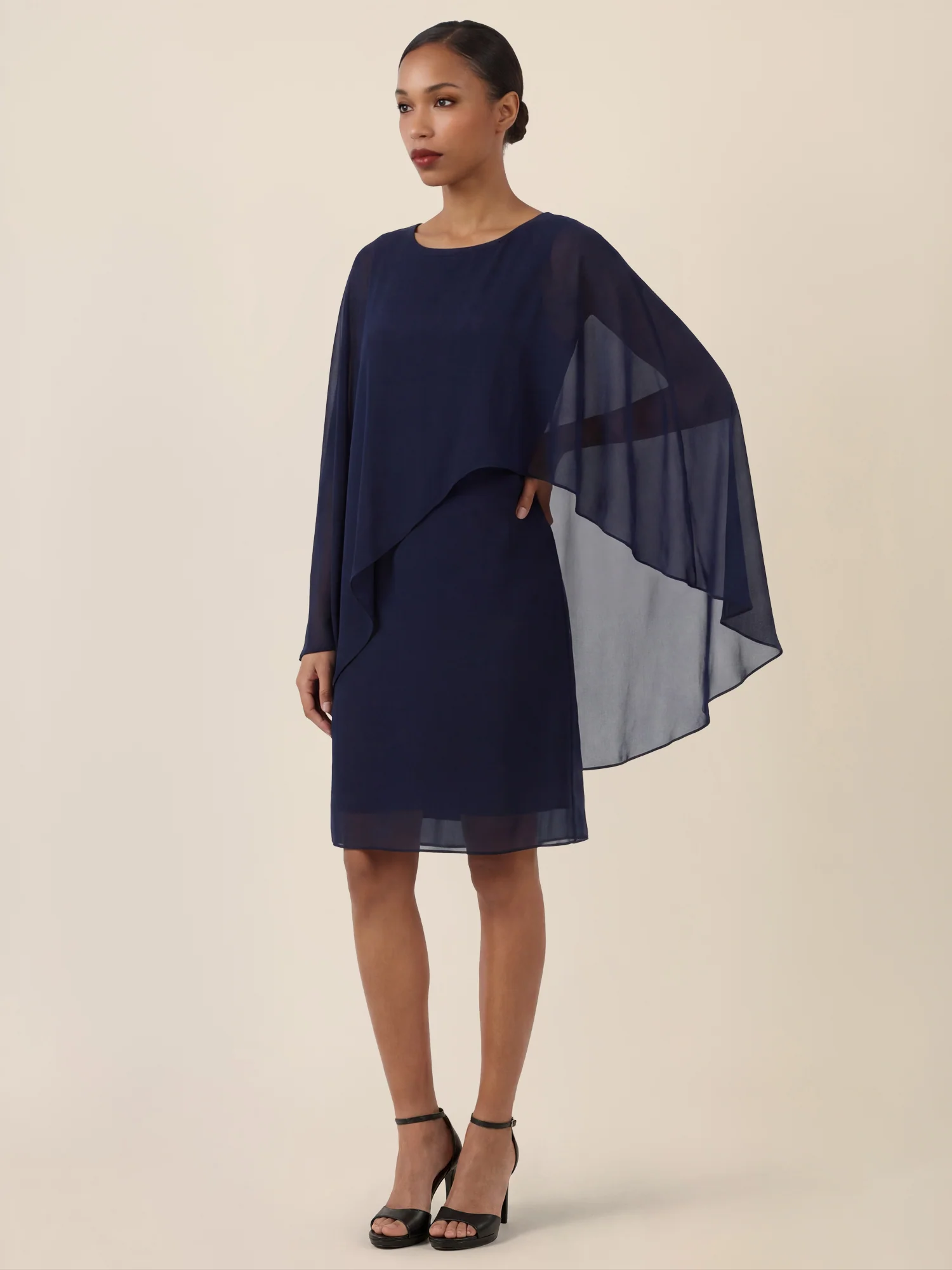 APART Fließendes Chiffonkleid mit Volantärmeln | nachtblau - Image 5