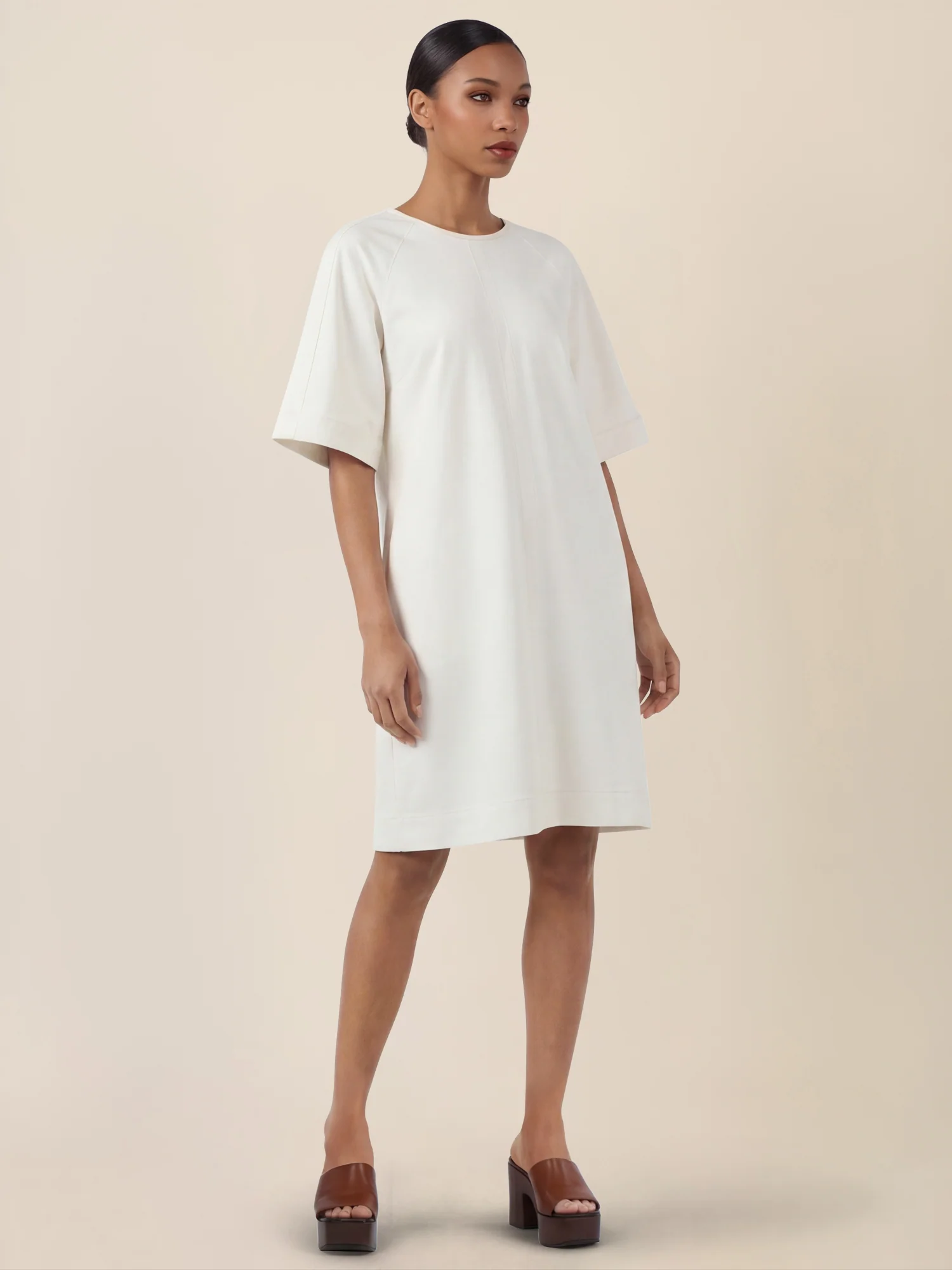 APART Gerade geschnittenes Jeanskleid mit Bindeband hinten | creme - Image 6