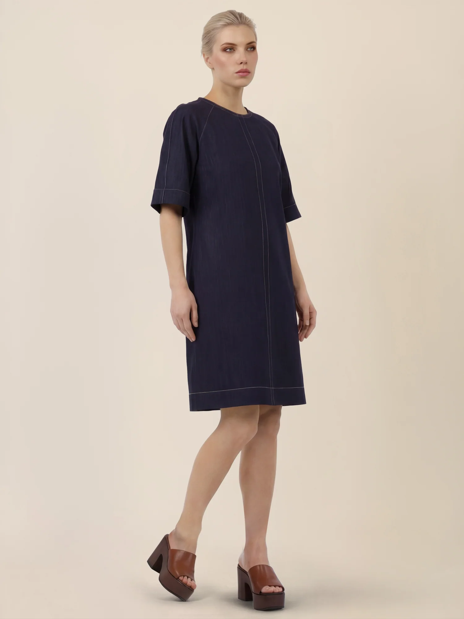 APART Gerade geschnittenes Jeanskleid mit Bindeband hinten | dunkelblau - Image 6