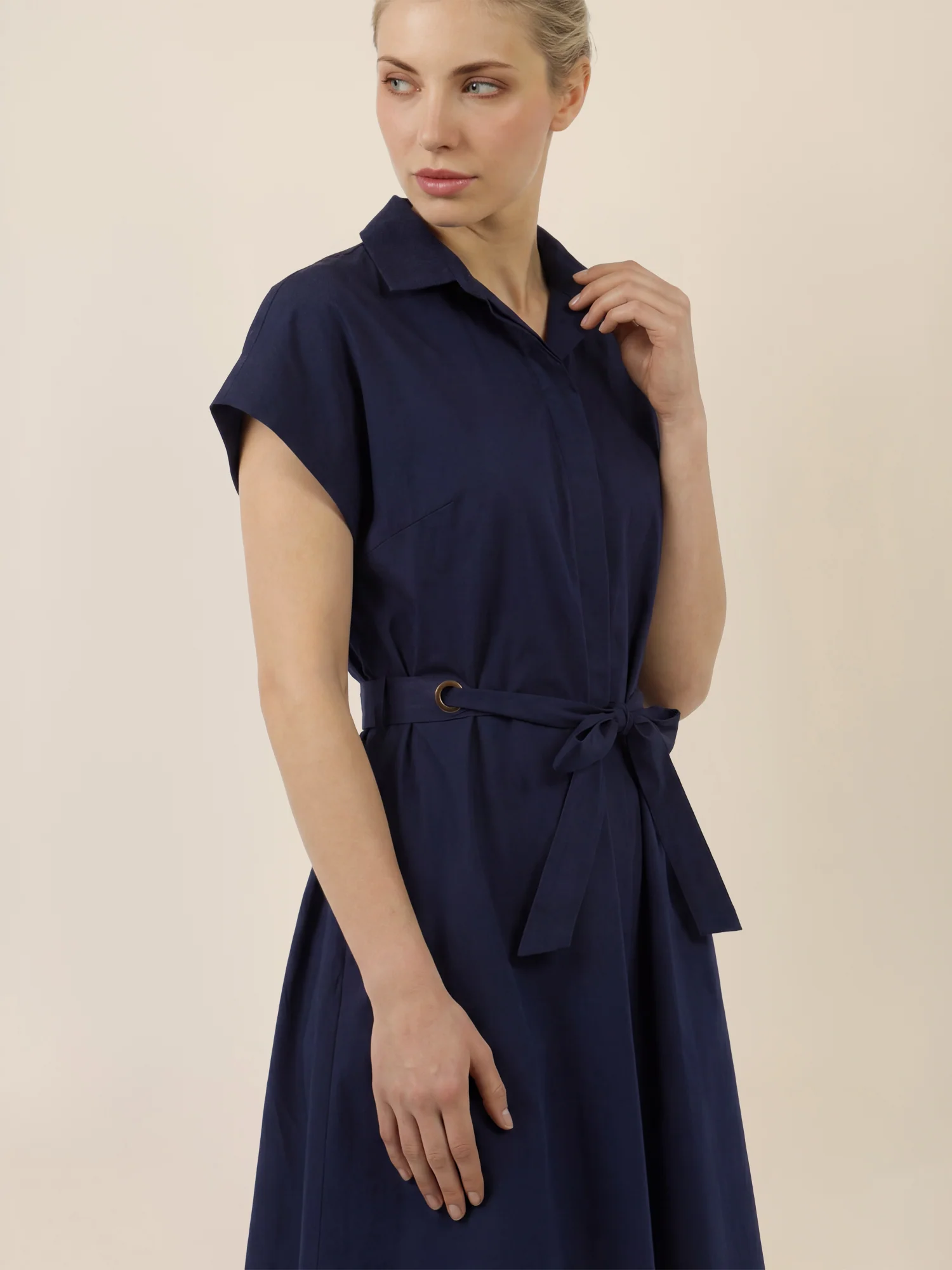 APART Hemdkleid mit Taillengürtel und goldenen Ösen | nachtblau - Image 4