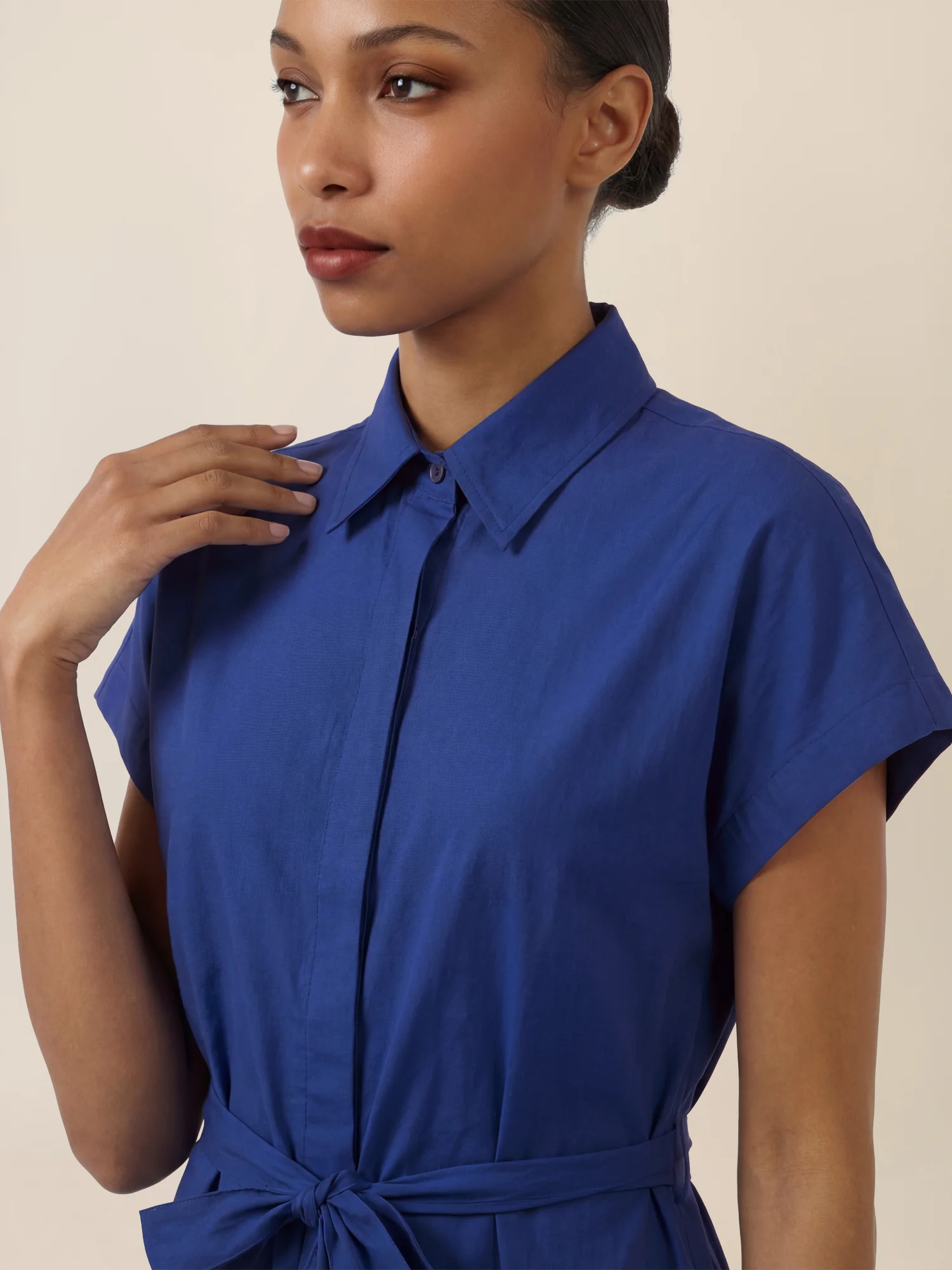 APART Hemdkleid mit Taillengürtel und goldenen Ösen | royalblau - Image 4