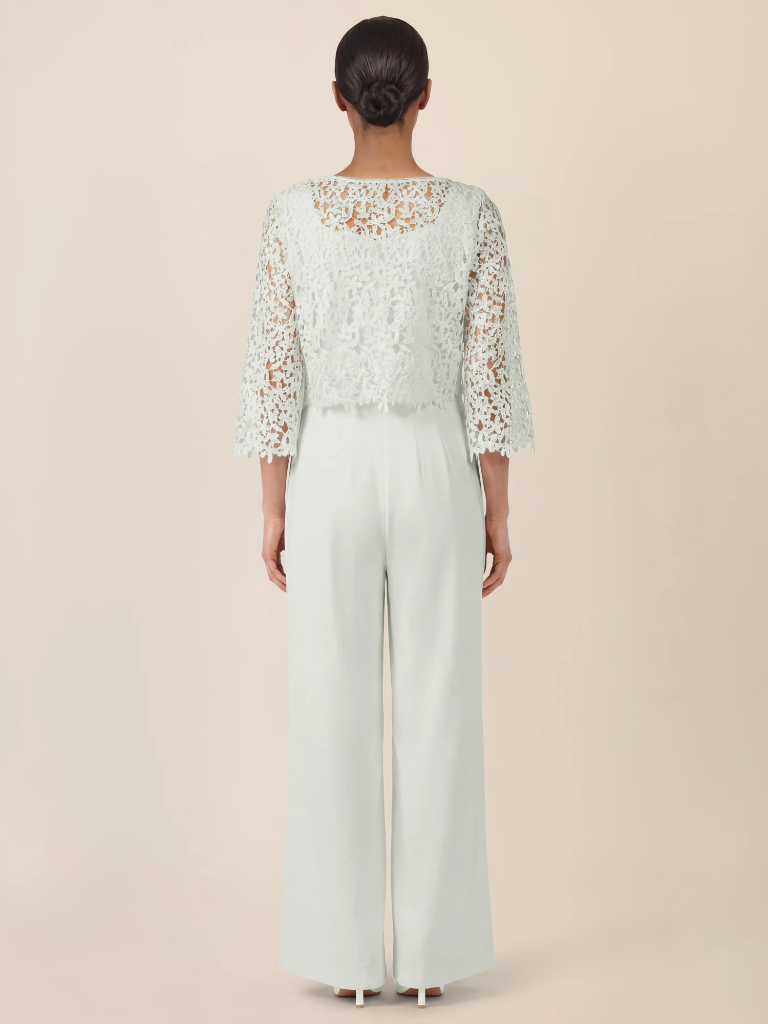 APART Hochzeitsoverall mit Spitzenjäckchen | creme - Image 2