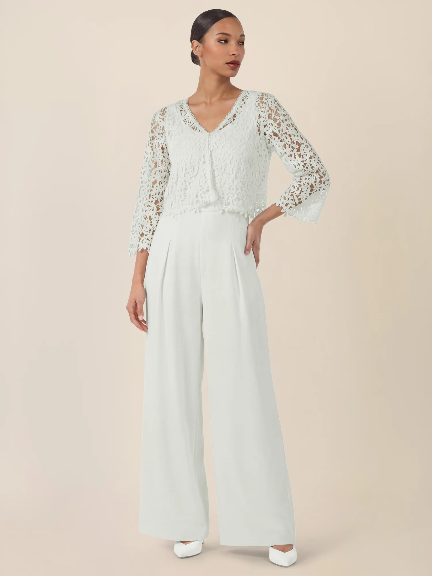 APART Hochzeitsoverall mit Spitzenjäckchen | creme - Image 5