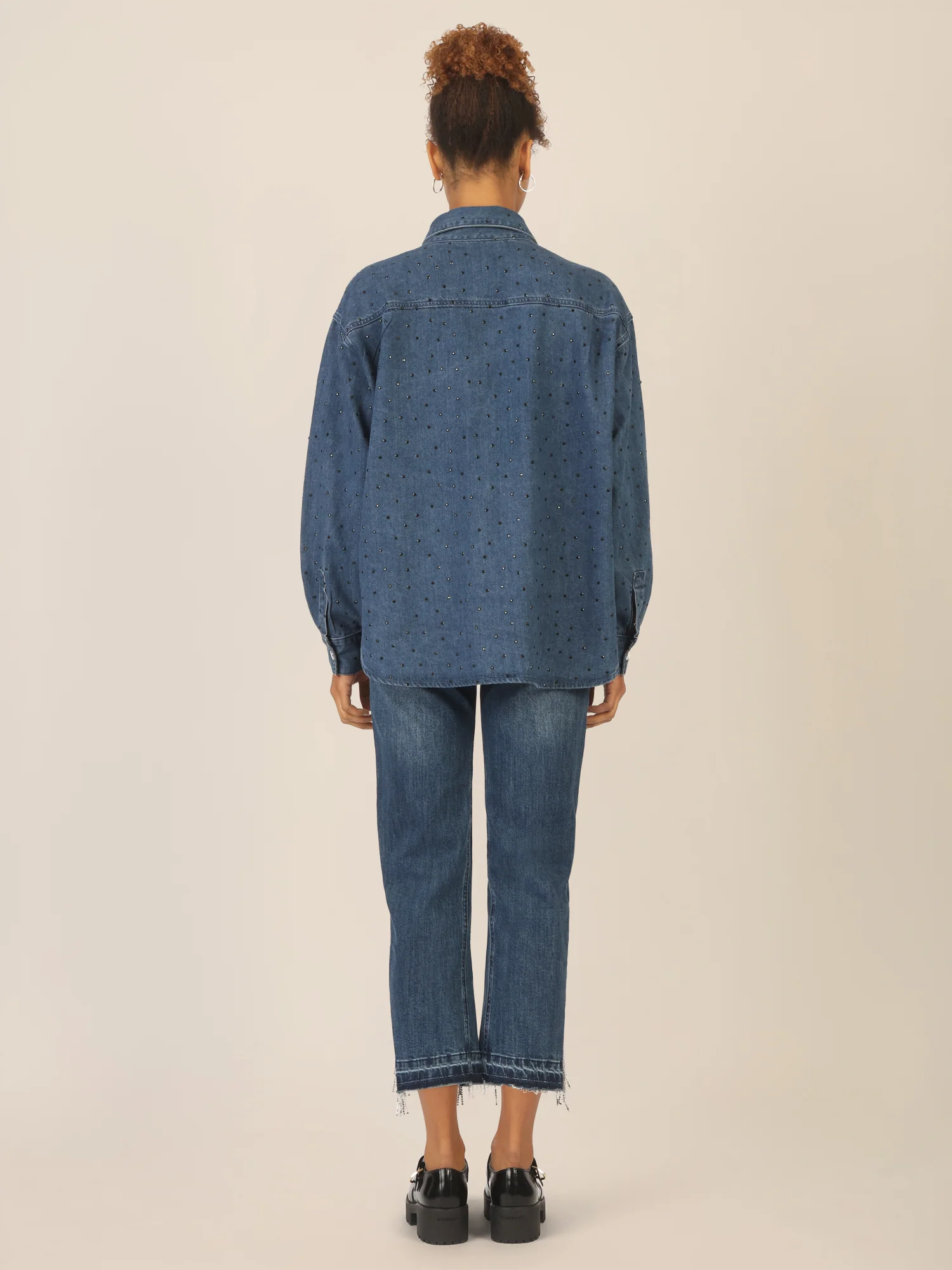 APART Jeanshemd mit Kristallsteinen mit Überschnittene Schultern | mittelblau - Image 2