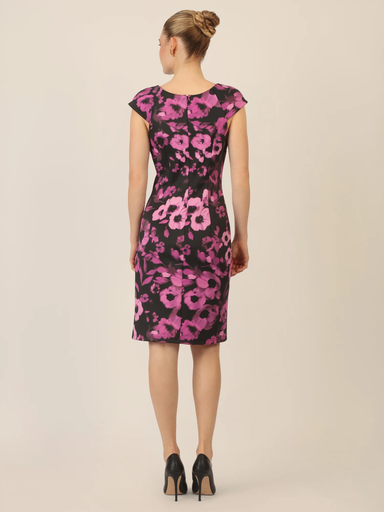 APART Jerseykleid aus einer allover bedruckten Scuba Ware | schwarz-multicolor - Image 2