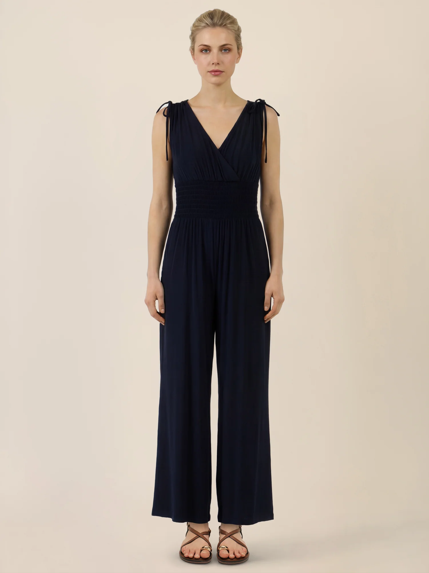 APART Jumpsuit mit Smokdetail und Bindeträgern | nachtblau