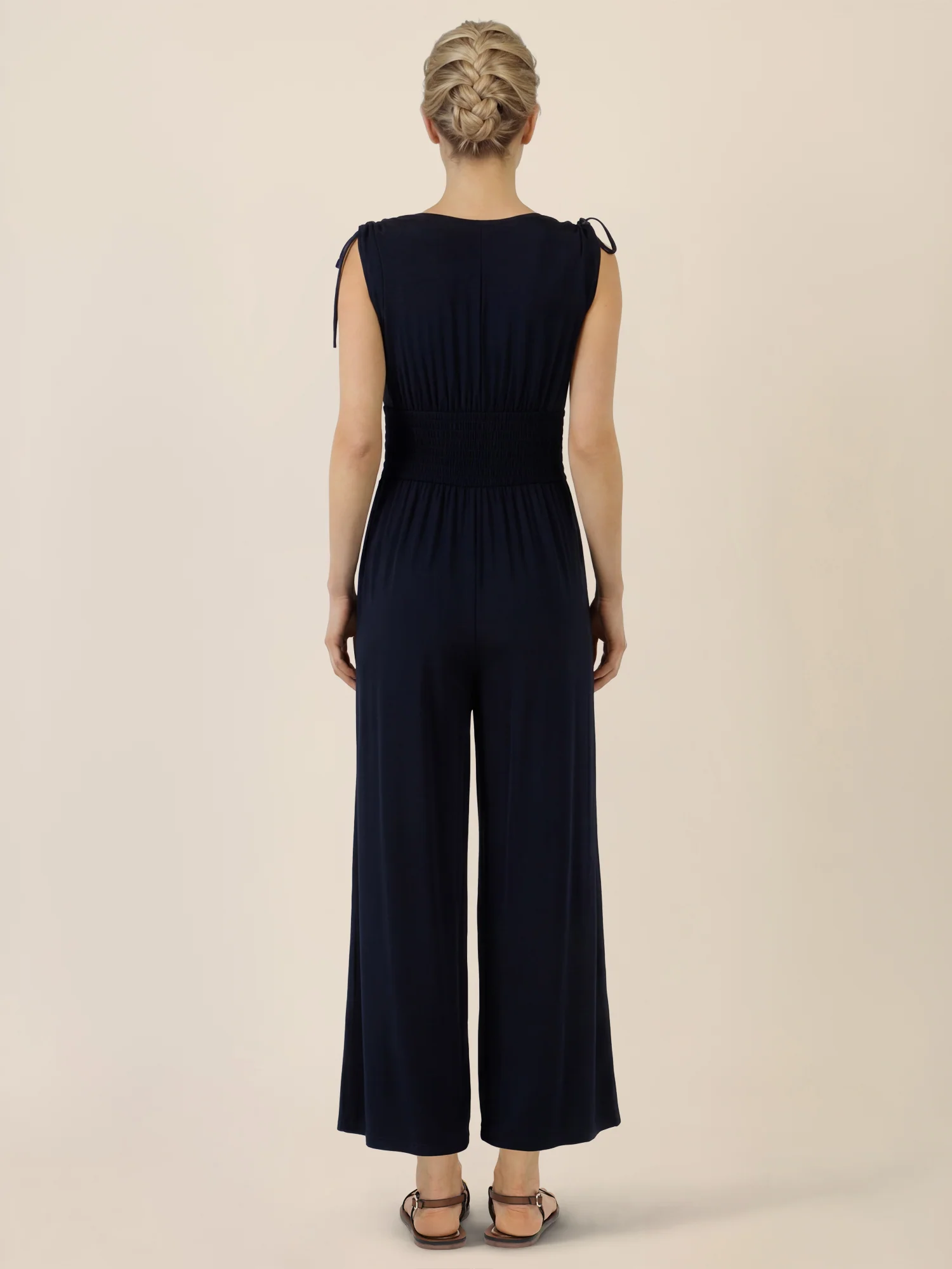 APART Jumpsuit mit Smokdetail und Bindeträgern | nachtblau - Image 2