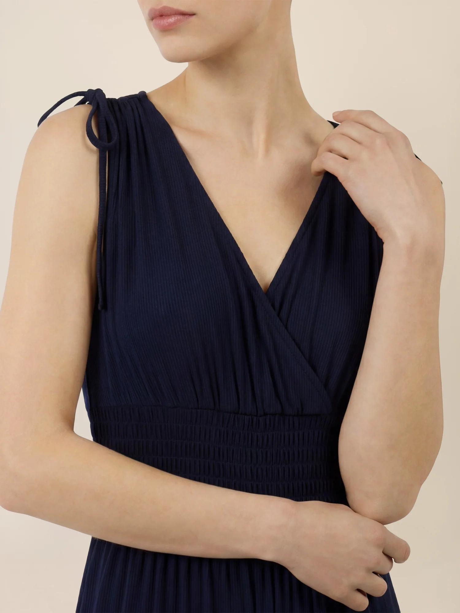APART Jumpsuit mit Smokdetail und Bindeträgern | nachtblau - Image 4