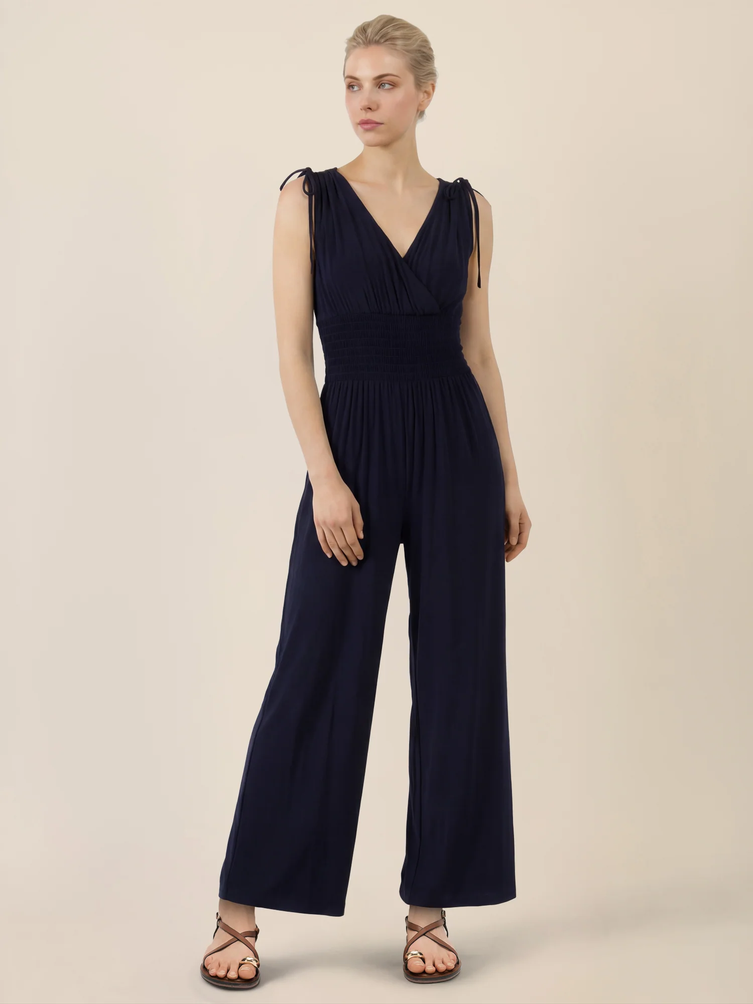 APART Jumpsuit mit Smokdetail und Bindeträgern | nachtblau - Image 5