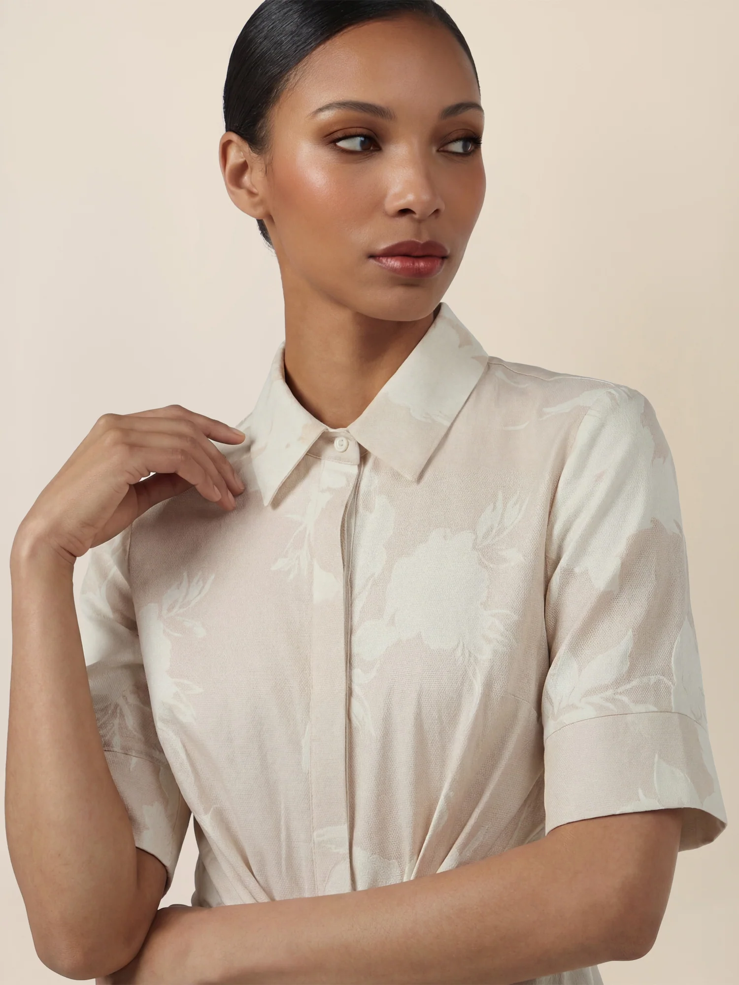 APART Kleid mit Bindegürtel und floralem Muster | beige-creme - Image 4
