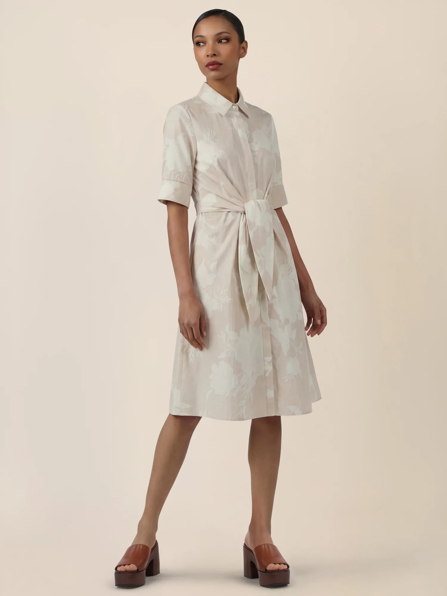 APART Kleid mit Bindegürtel und floralem Muster | beige-creme - Image 5