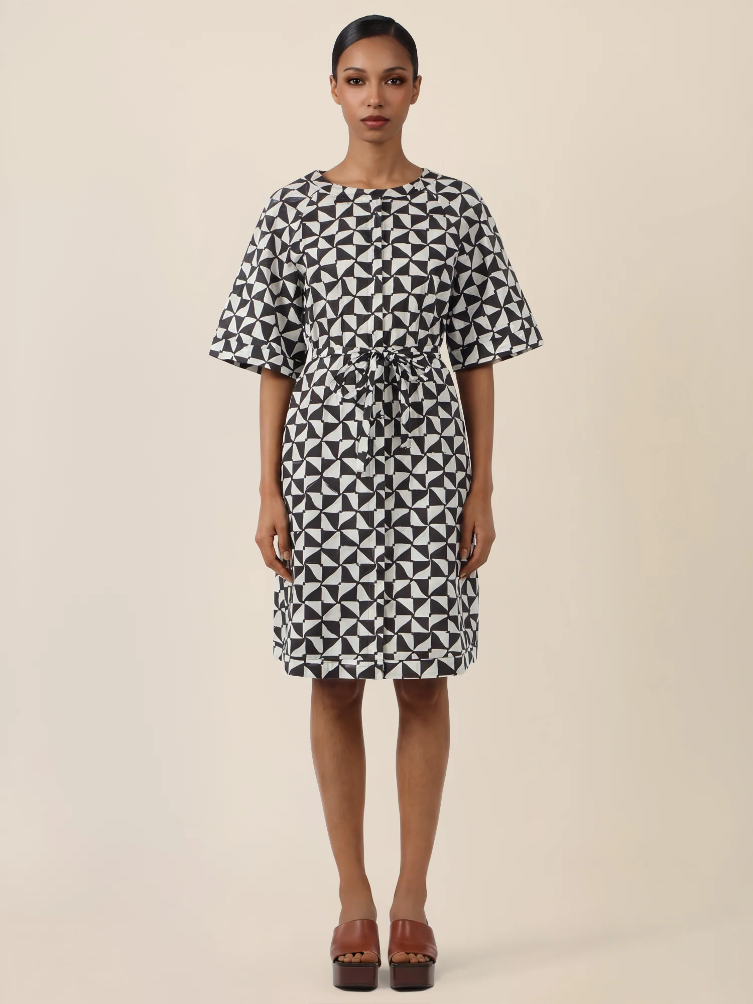 APART Kleid mit grafischem Print und Taillengürtel | schwarz-creme