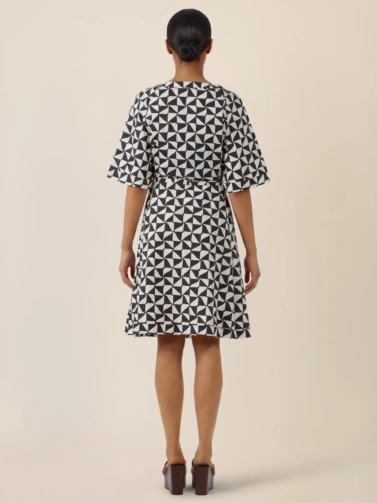 APART Kleid mit grafischem Print und Taillengürtel | schwarz-creme - Image 2