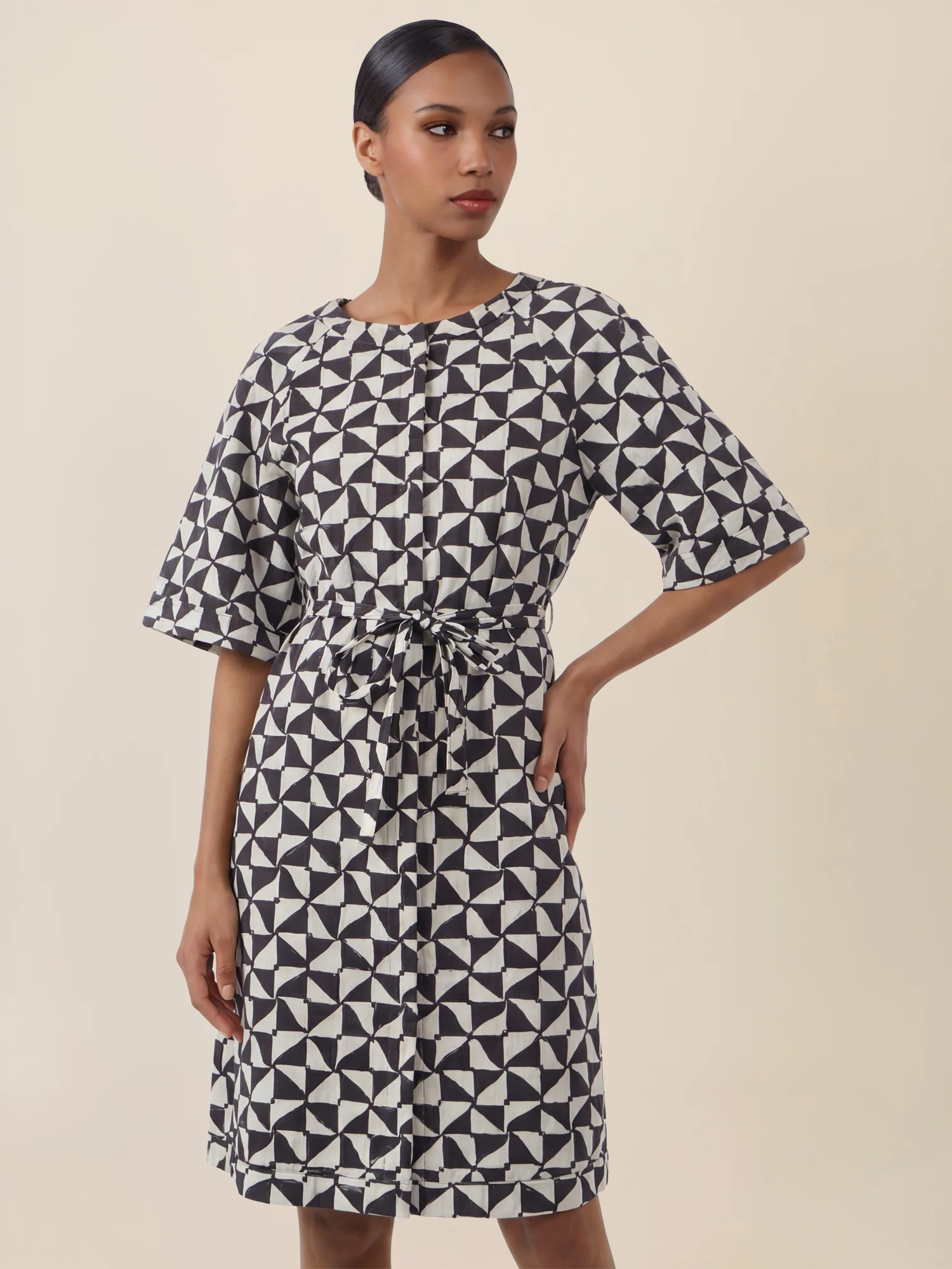 APART Kleid mit grafischem Print und Taillengürtel | schwarz-creme - Image 4