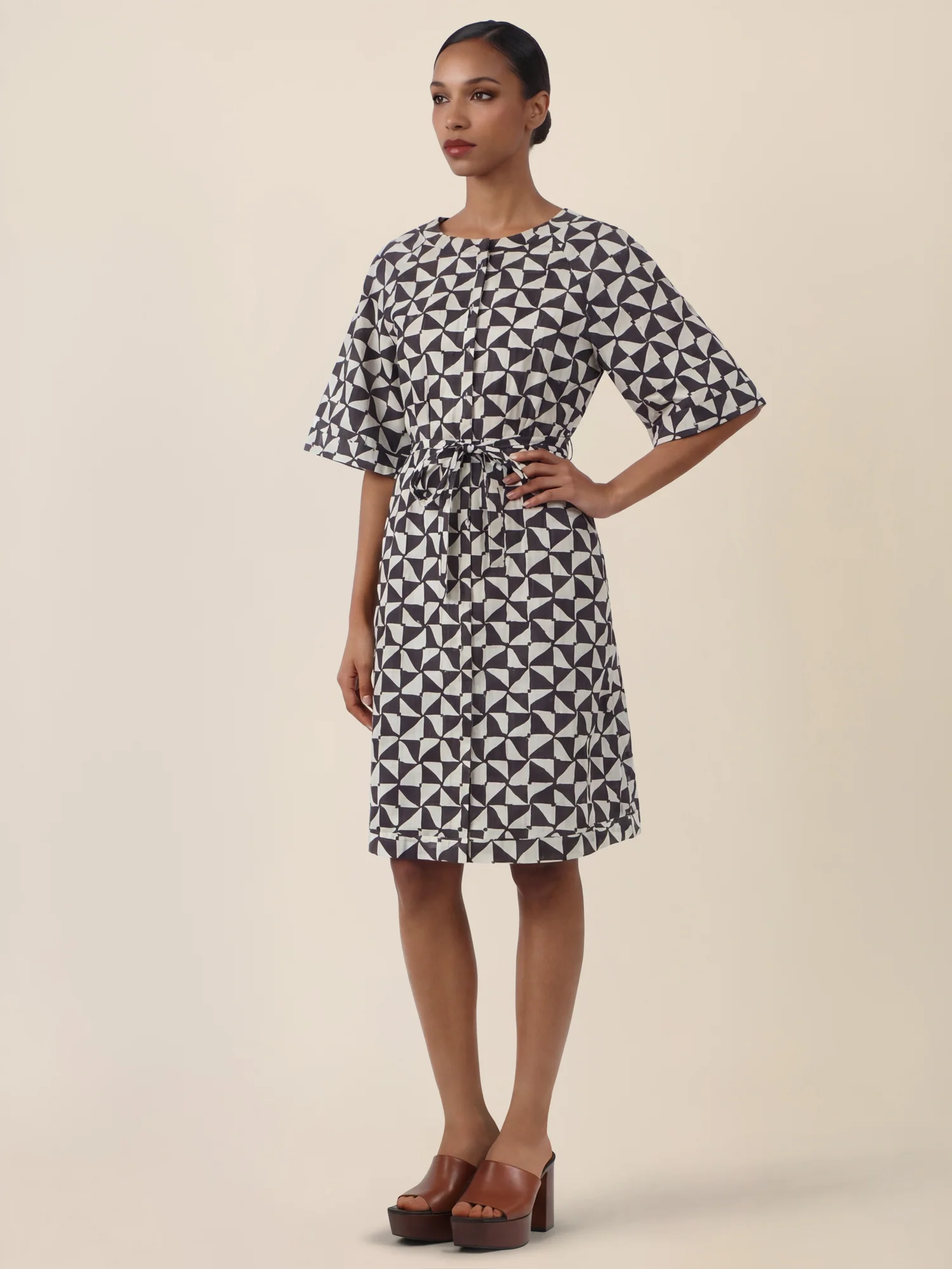 APART Kleid mit grafischem Print und Taillengürtel | schwarz-creme - Image 6