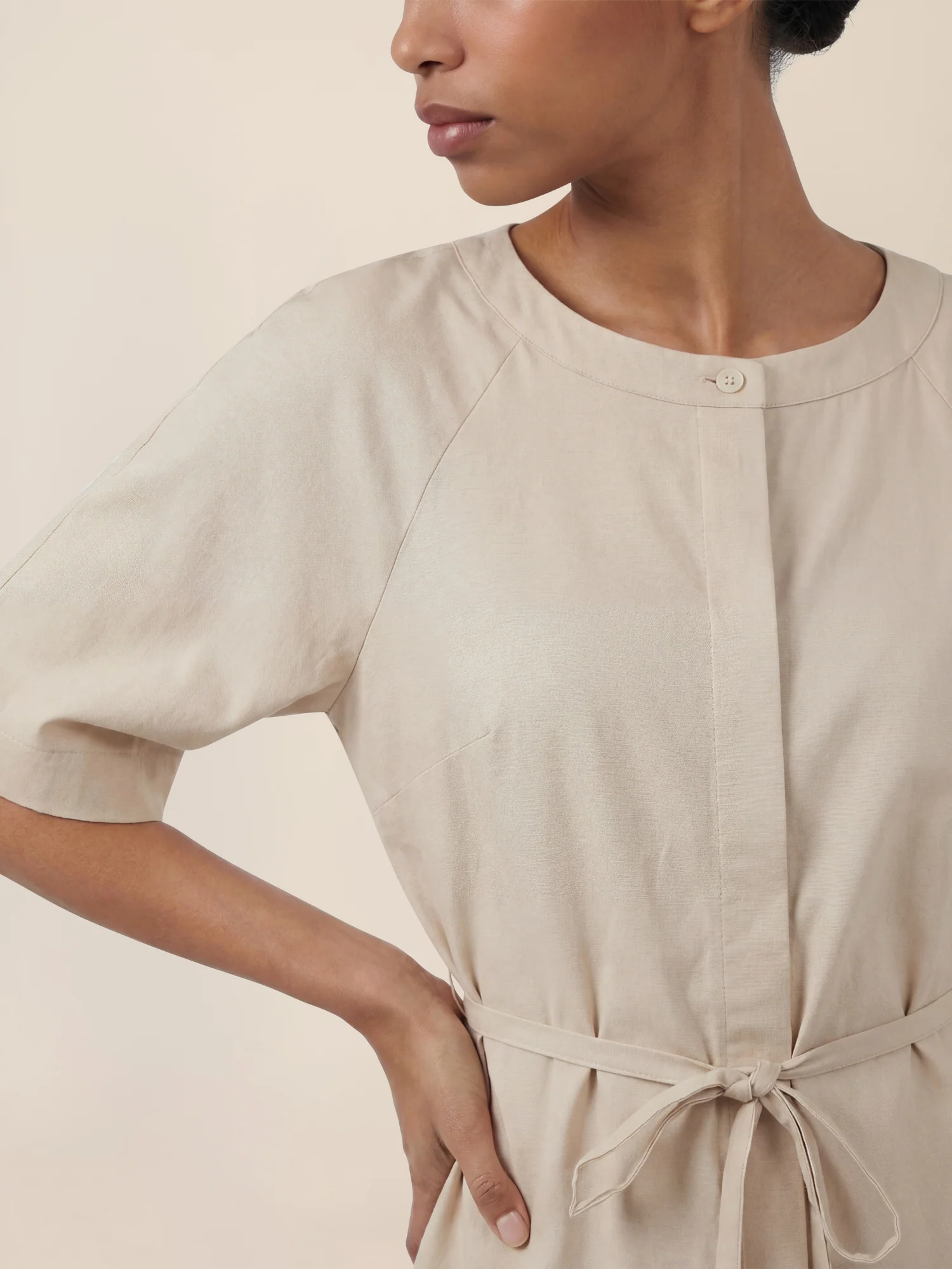 APART Kleid mit Gürtel und Raglanärmeln | beige - Image 5