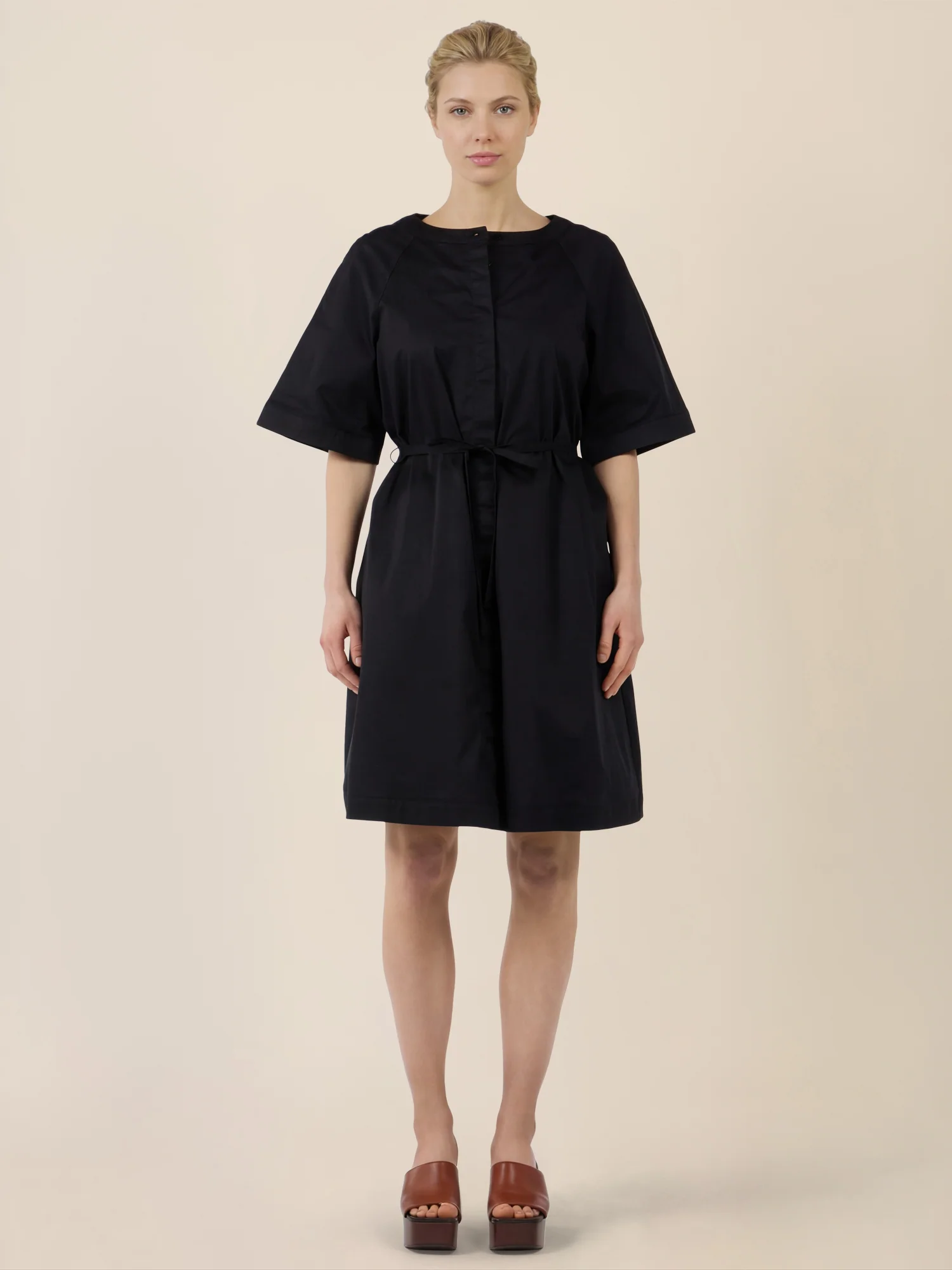 APART Kleid mit Gürtel und Raglanärmeln | schwarz