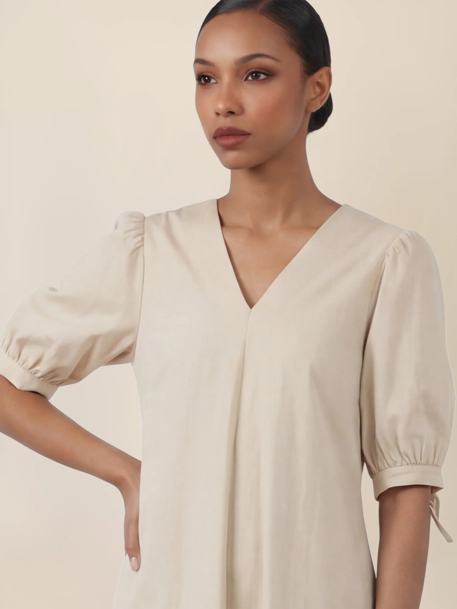APART Kleid mit Puffärmeln und V-Ausschnitt | beige - Image 4