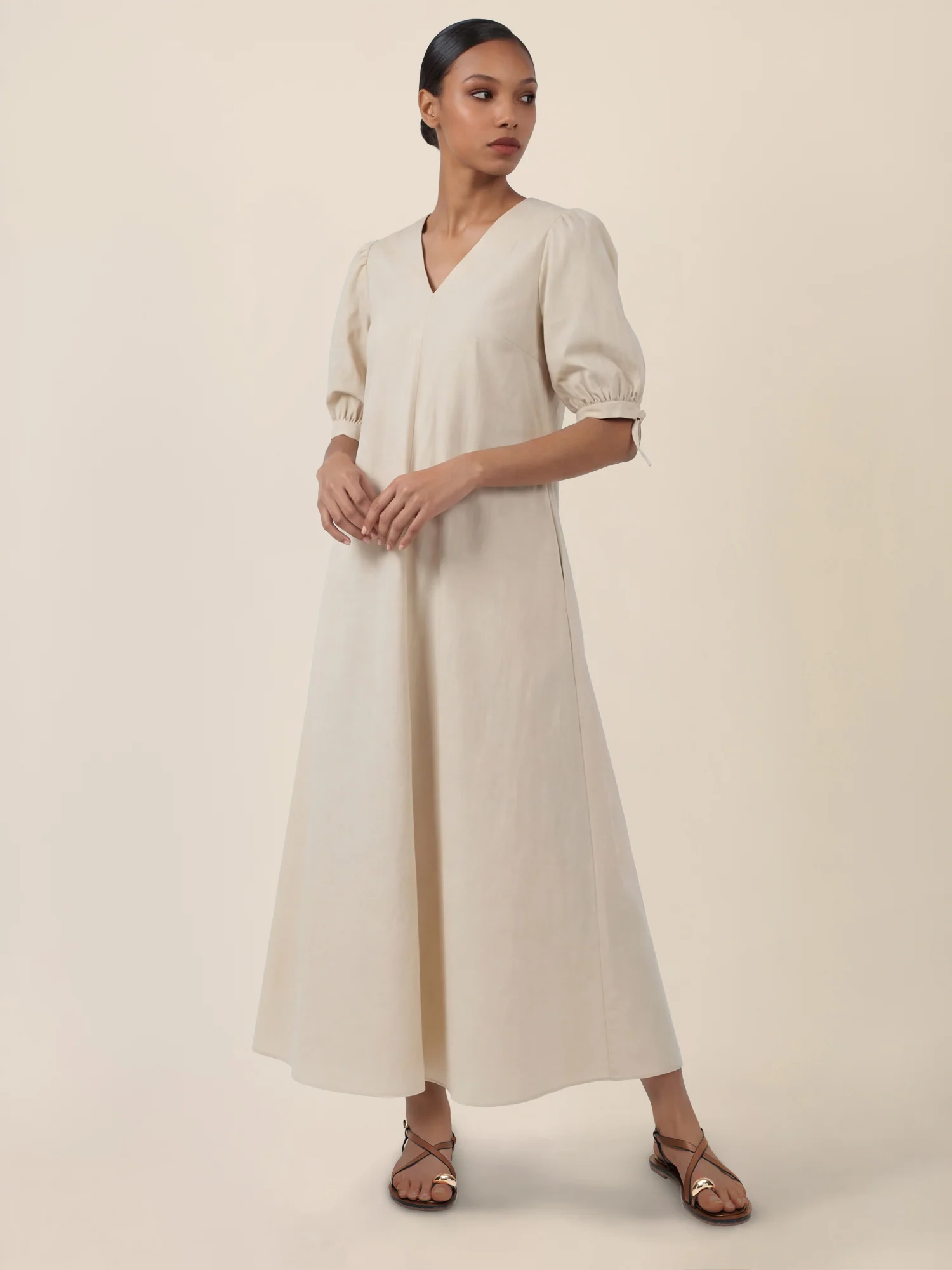 APART Kleid mit Puffärmeln und V-Ausschnitt | beige - Image 5
