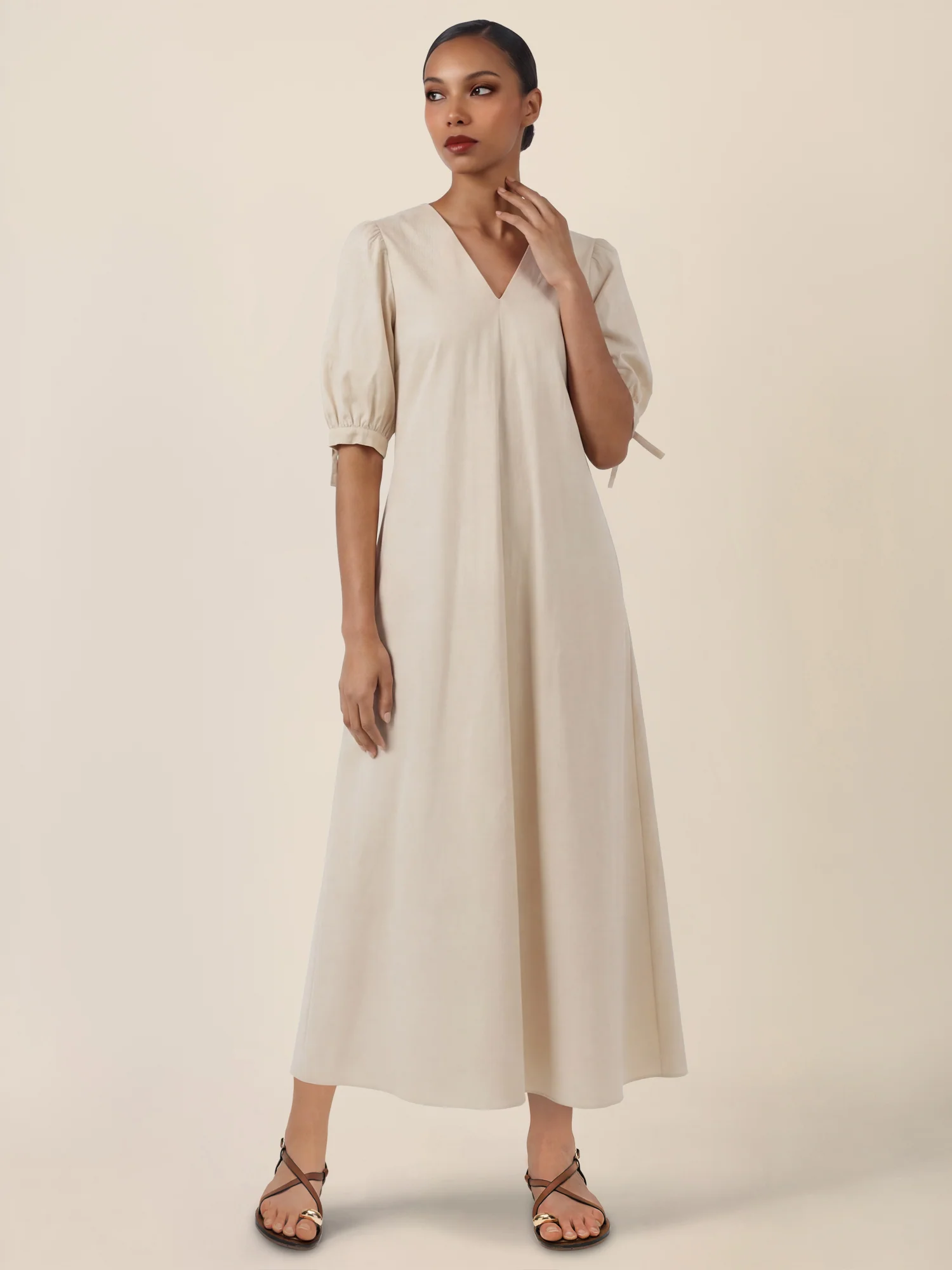 APART Kleid mit Puffärmeln und V-Ausschnitt | beige - Image 6
